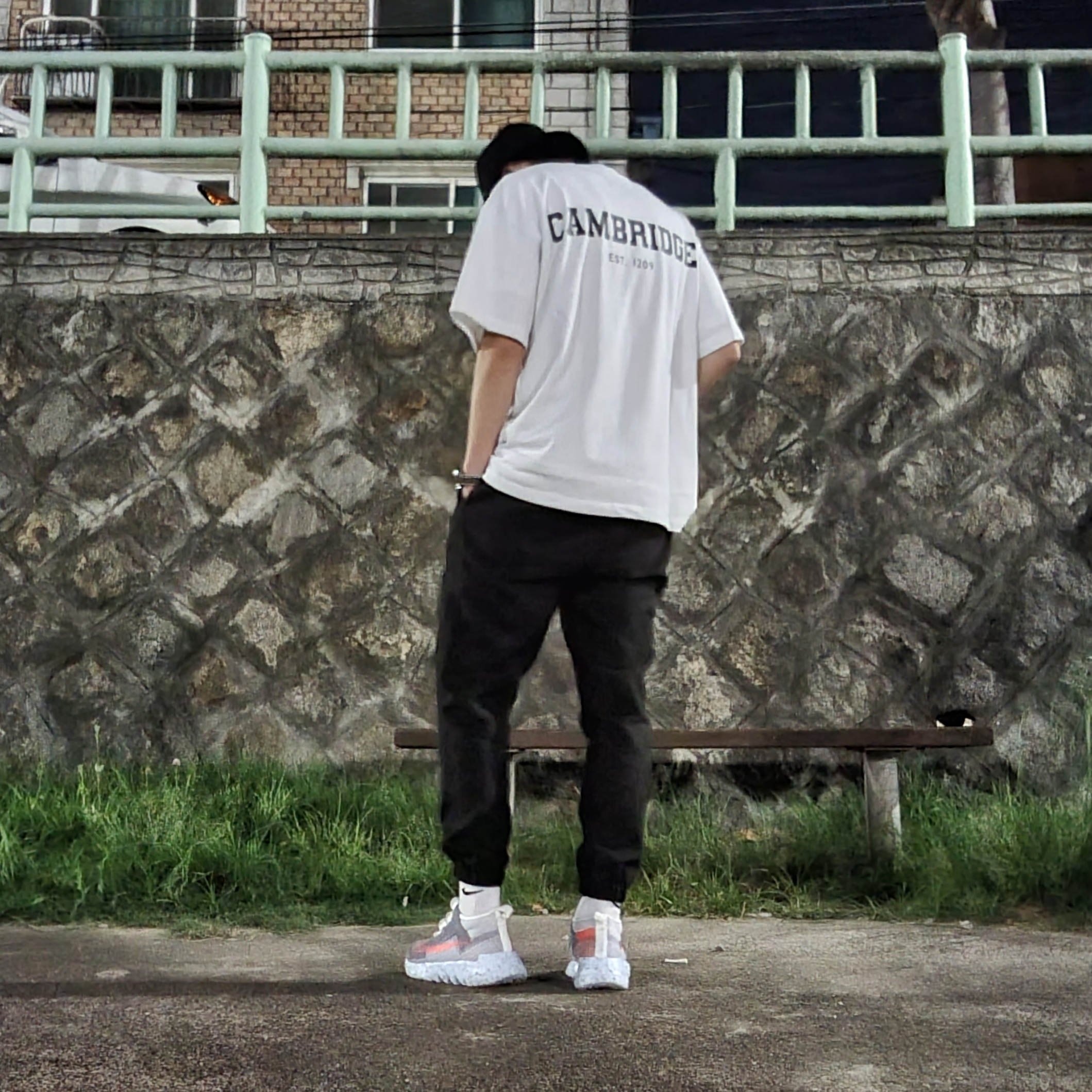Nike Space Hippie 02 Vast Grey Hyper Crimson 착용 스타일