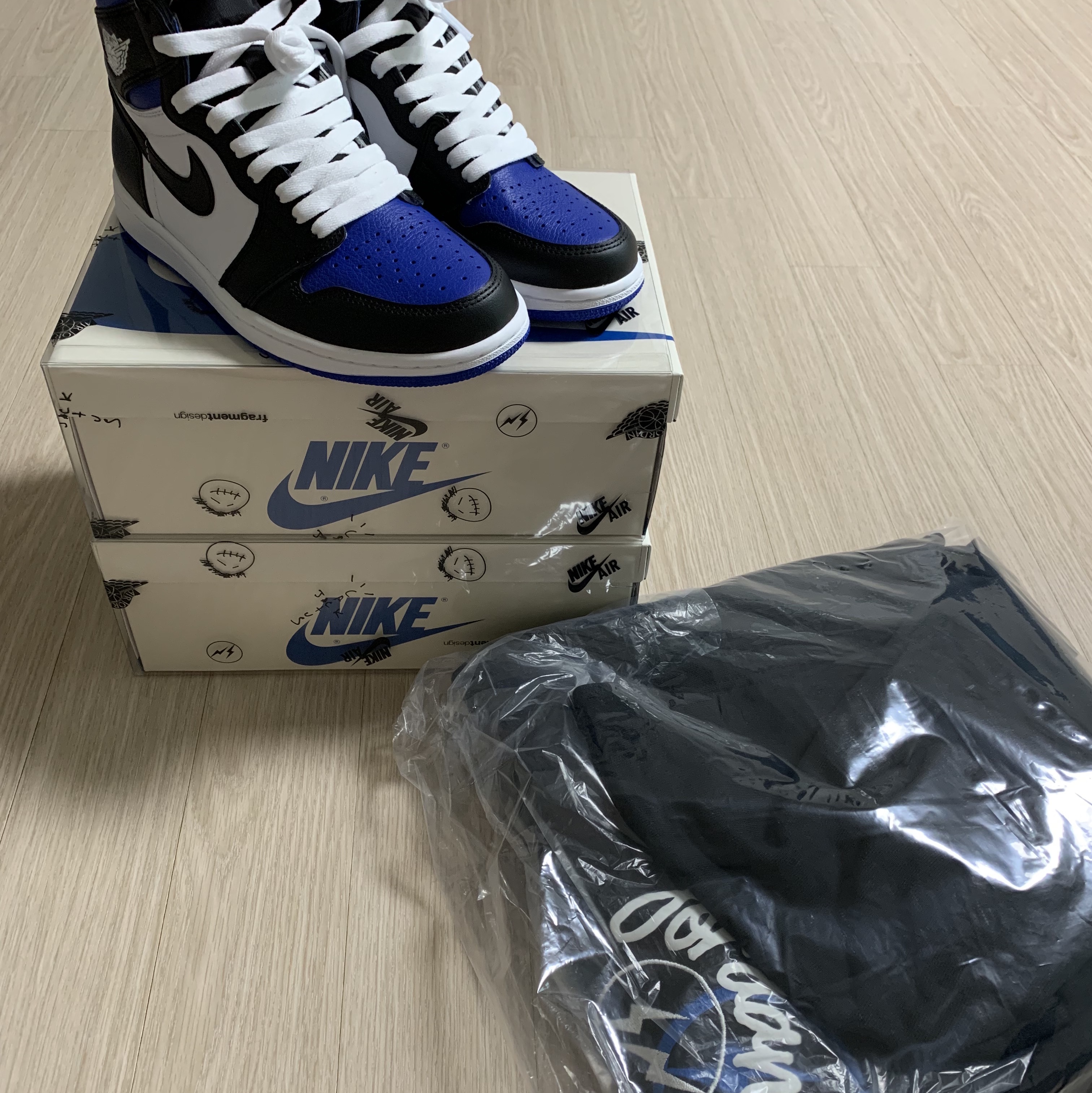 Jordan 1 Retro High OG Royal Toe, Jordan 1 x Travis Scott x Fragment Retro Low OG SP Military Blue 착용 스타일 - 1