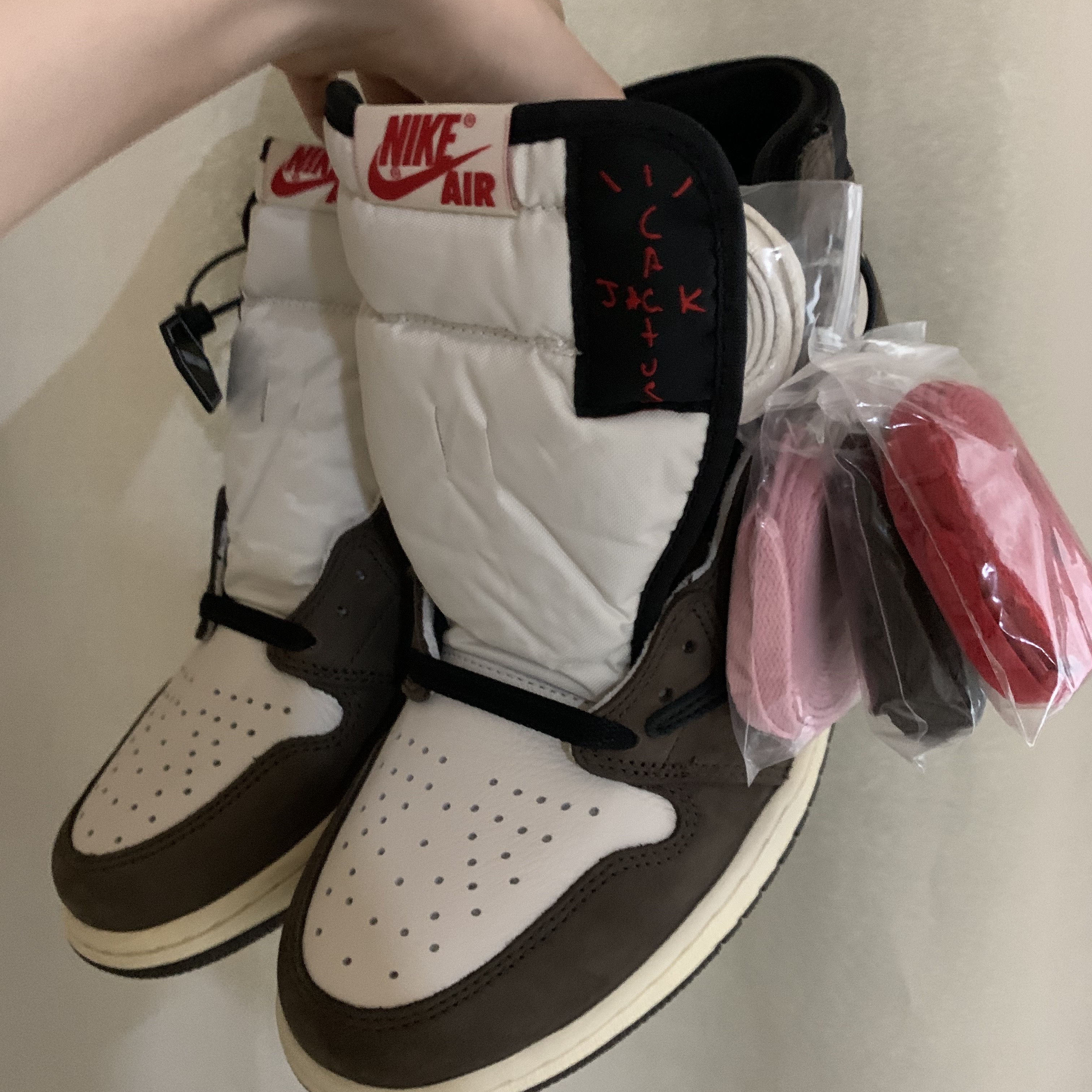 Jordan 1 x Travis Scott Retro High OG SP Mocha 착용 스타일 - 2