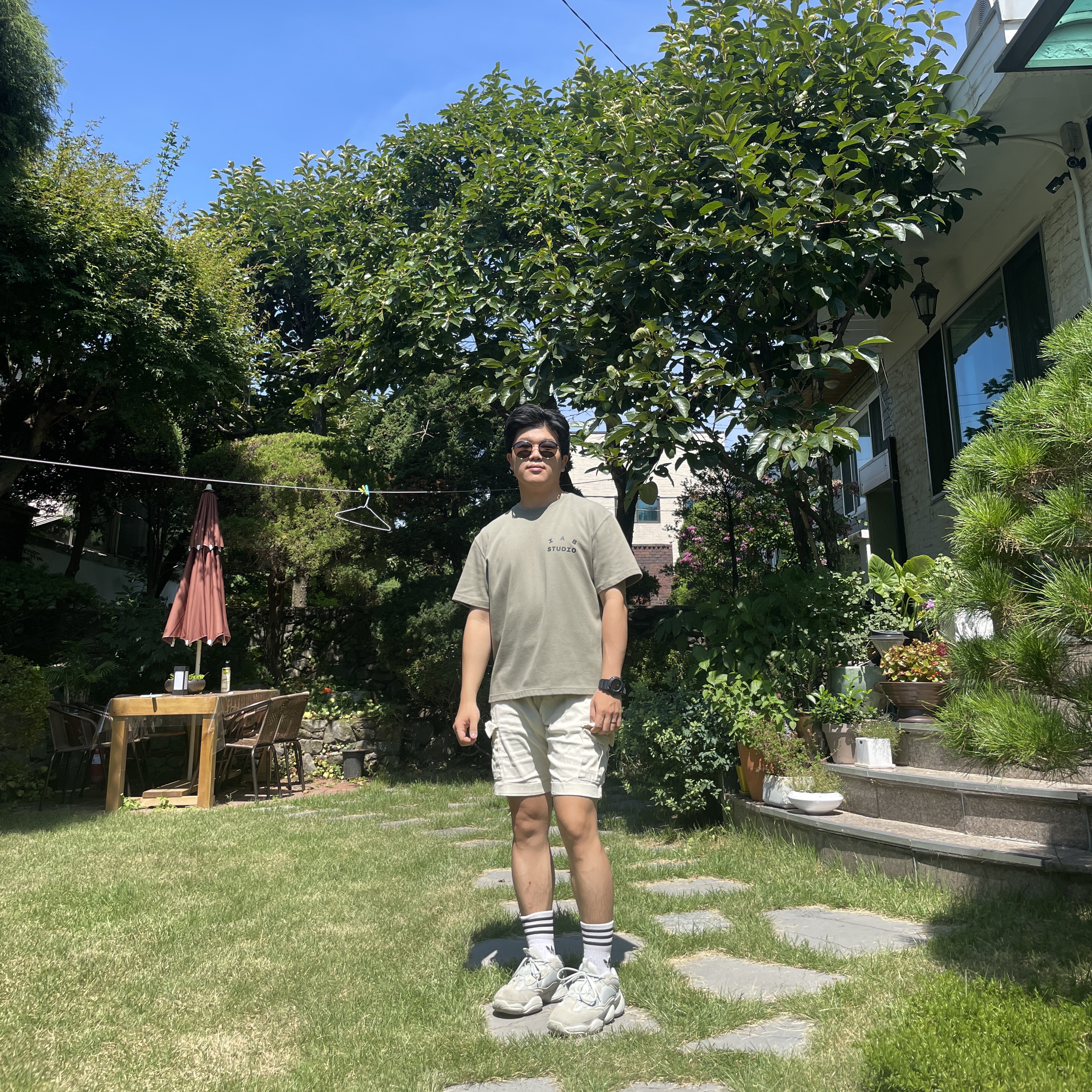 Adidas Yeezy 500 Salt, IAB Studio T-Shirt Olive Green 착용 스타일