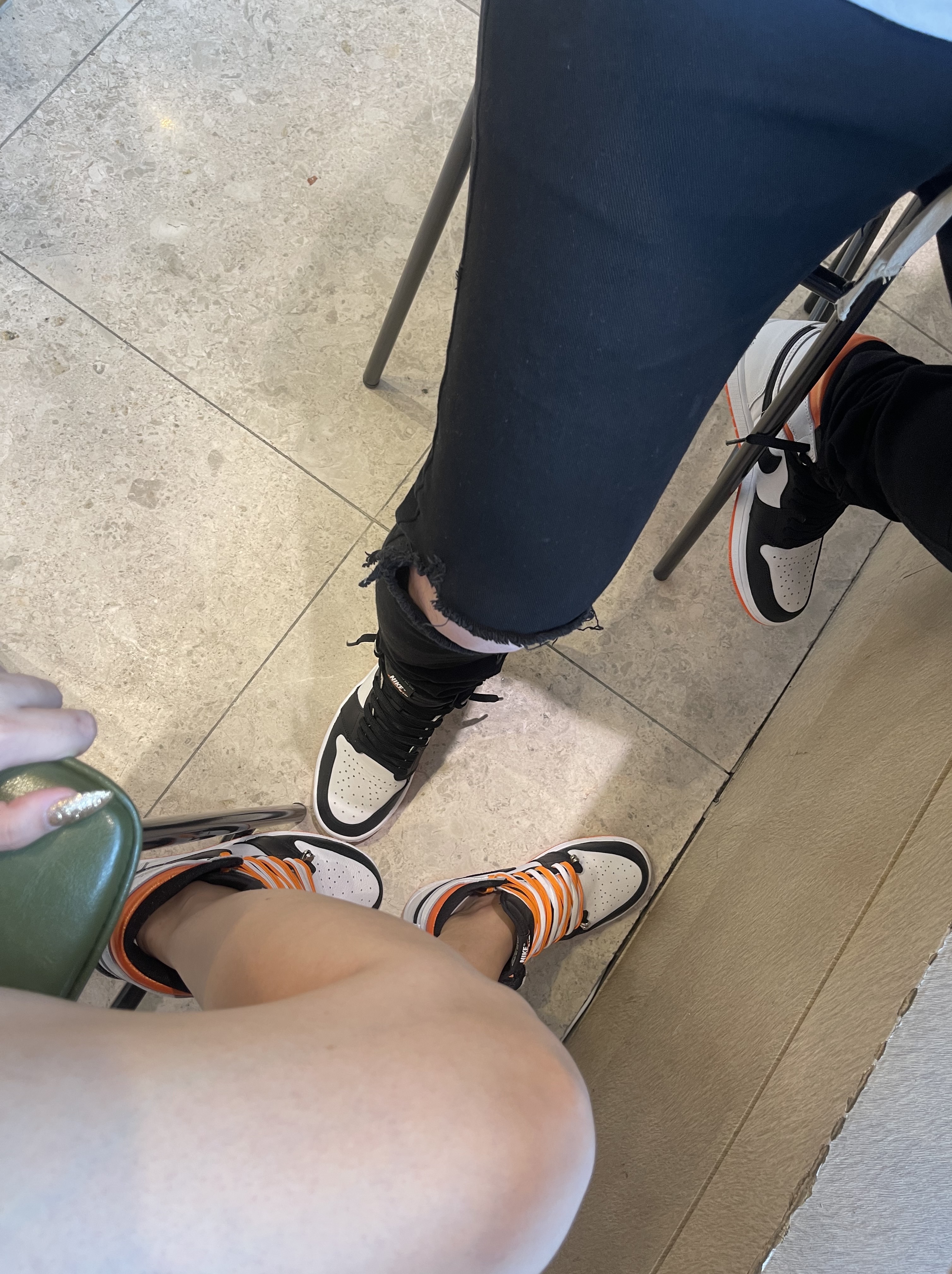 (GS) Jordan 1 Retro High OG Electro Orange, Jordan 1 Retro High OG Electro Orange 착용 스타일 - 2