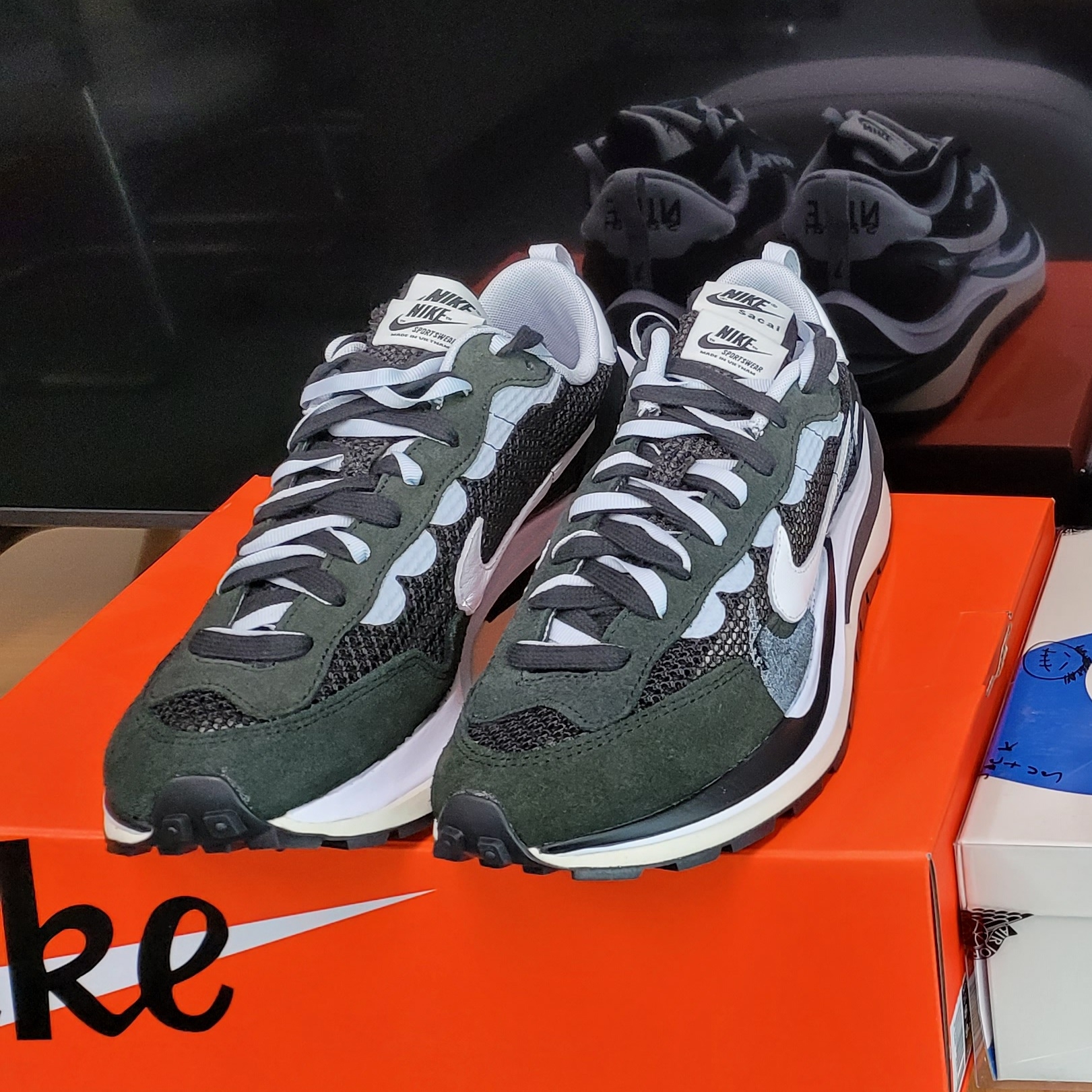 Jordan 1 x Travis Scott x Fragment Retro Low OG SP Military Blue, Nike x Sacai VaporWaffle Black White 착용 스타일 - 2