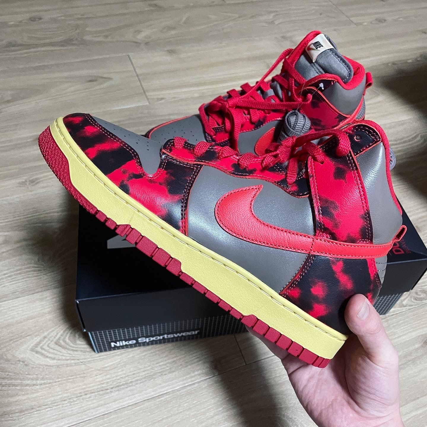 Nike Dunk High 1985 SP Red Acid Wash 착용 스타일 - 2