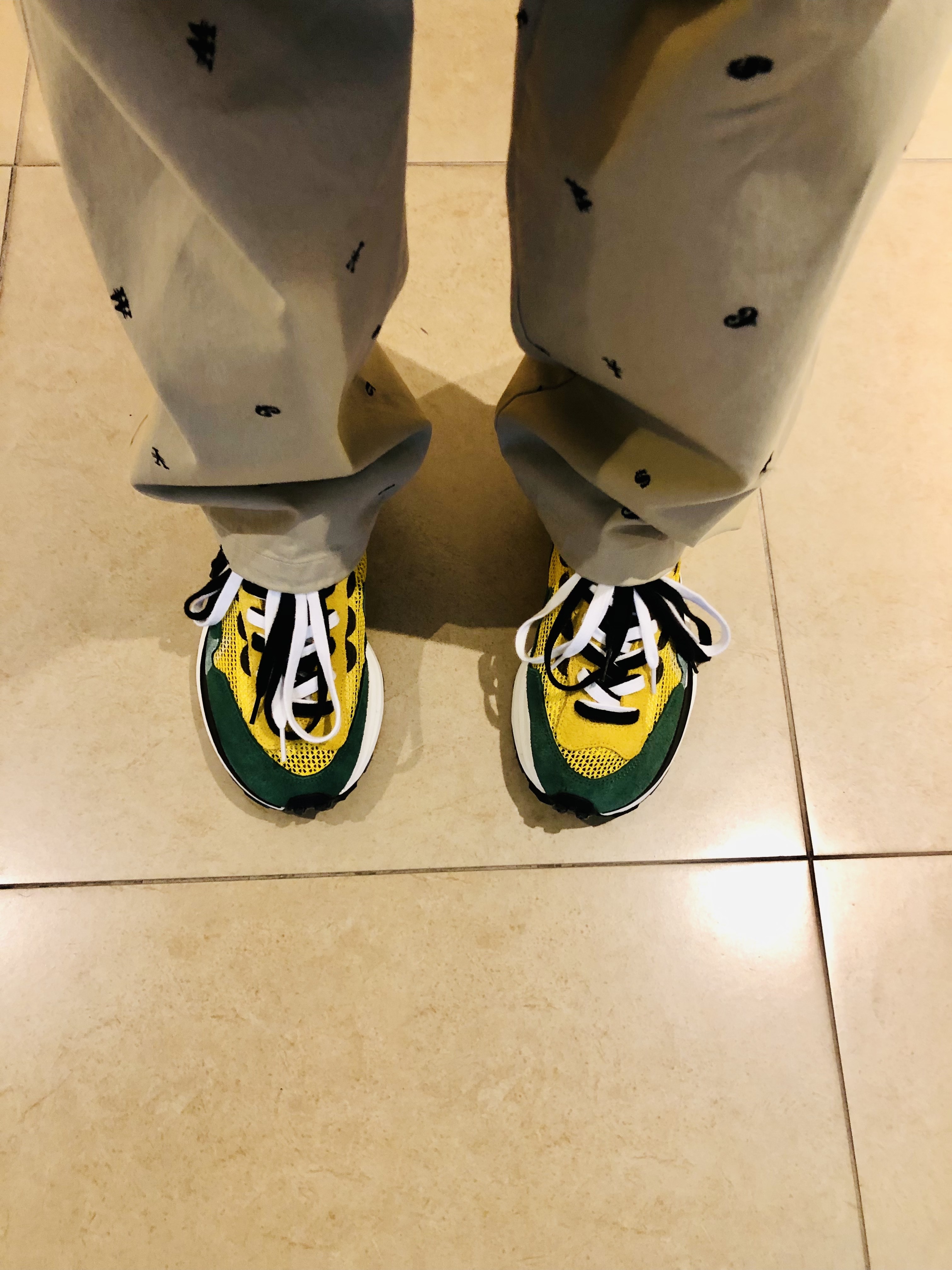 Nike x Sacai VaporWaffle Tour Yellow & Gorge Green Sail 착용 스타일 - 3