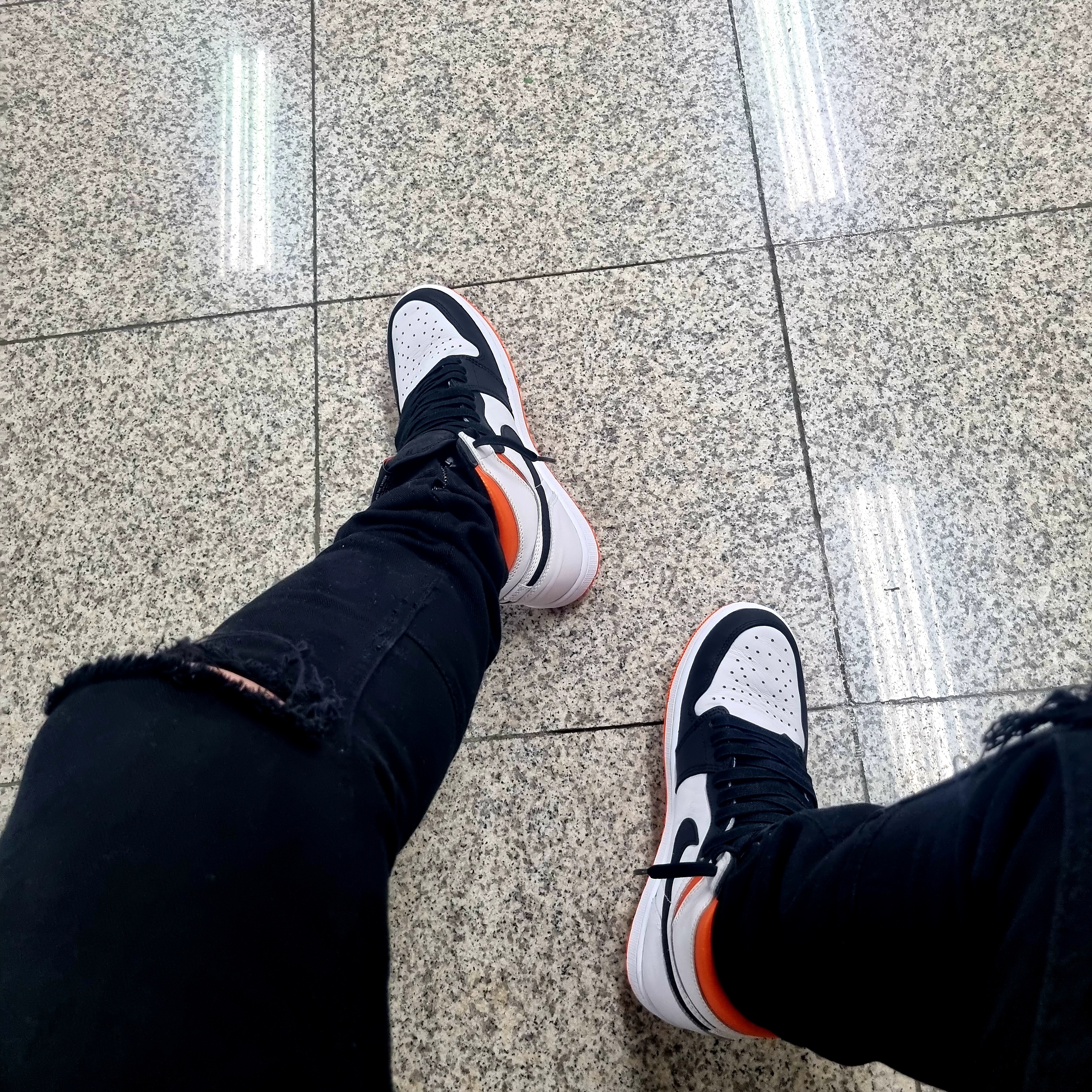 Jordan 1 Retro High OG Electro Orange 착용 스타일 - 2