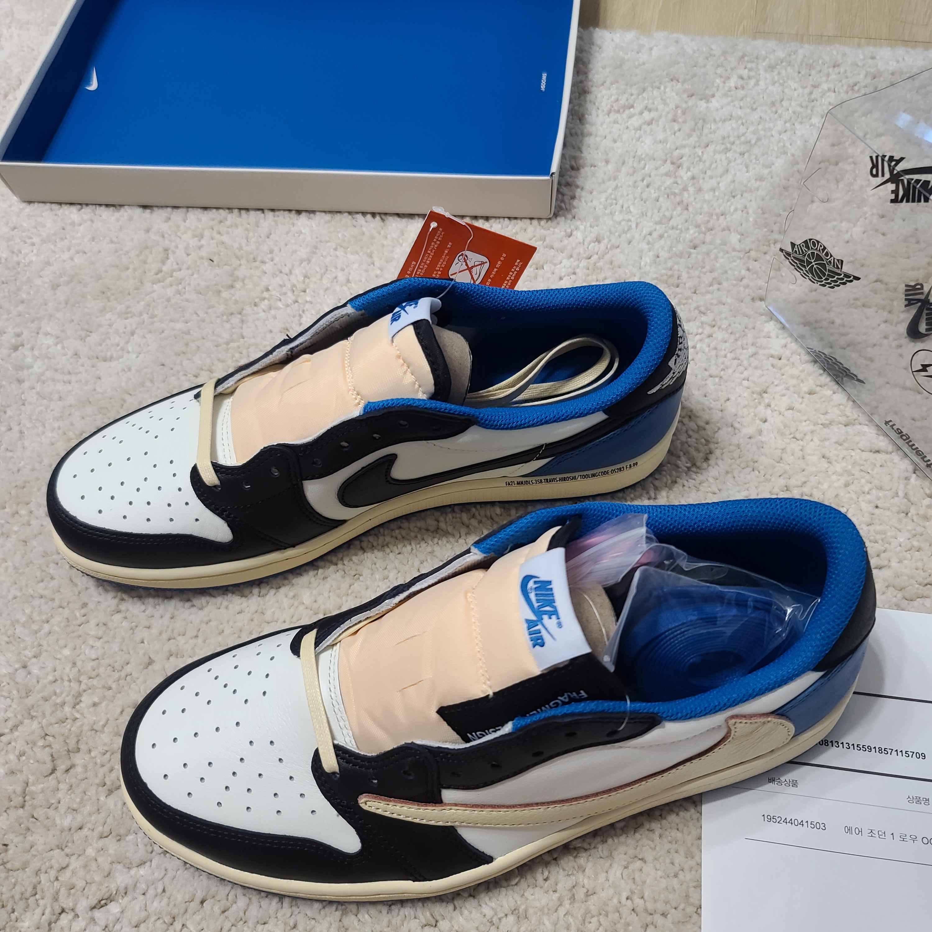 Jordan 1 x Travis Scott x Fragment Retro Low OG SP Military Blue 착용 스타일 - 1