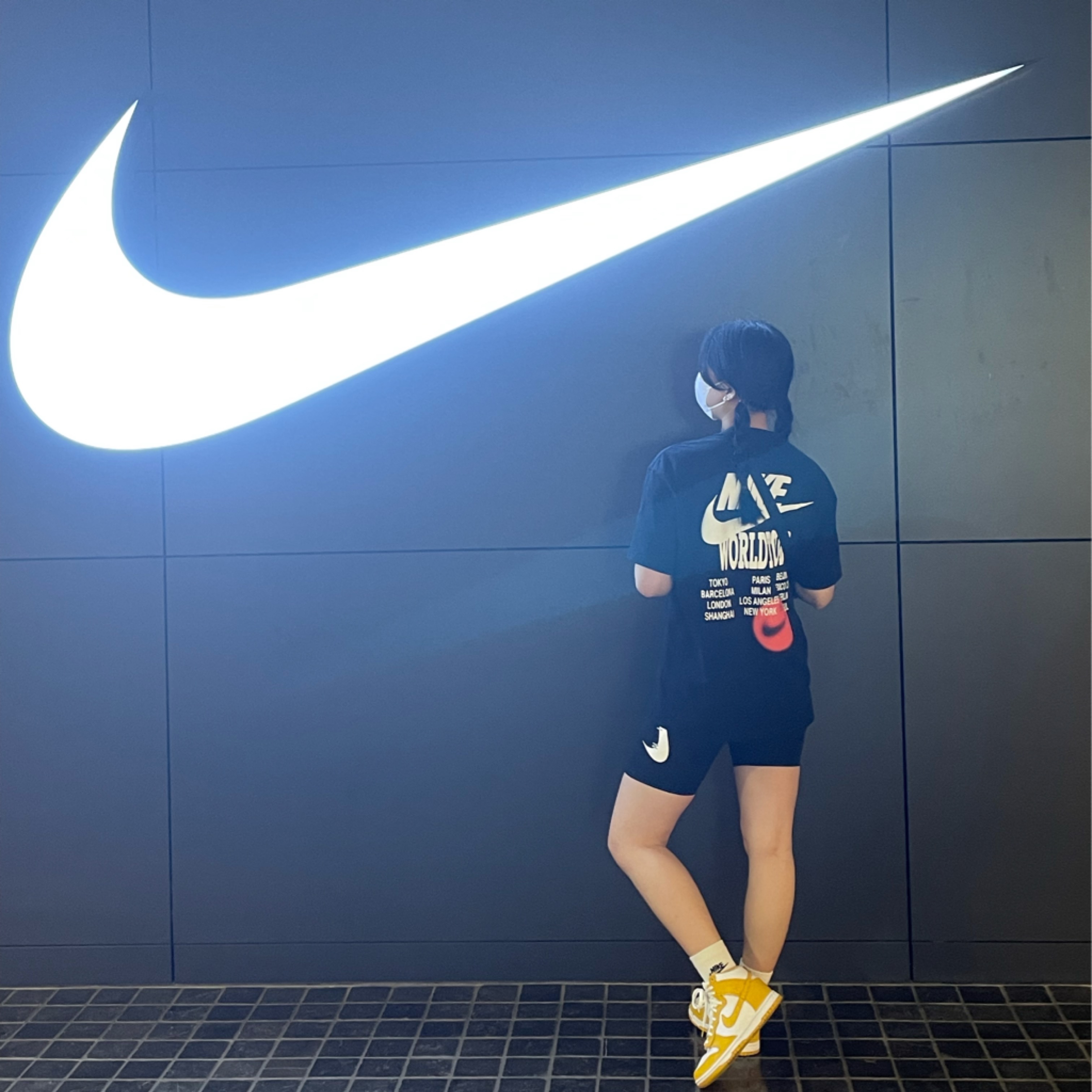 (W) Nike Dunk High Dark Sulfur, Nike World Tour 2 T-Shirt Black - Asia 착용 스타일 - 2