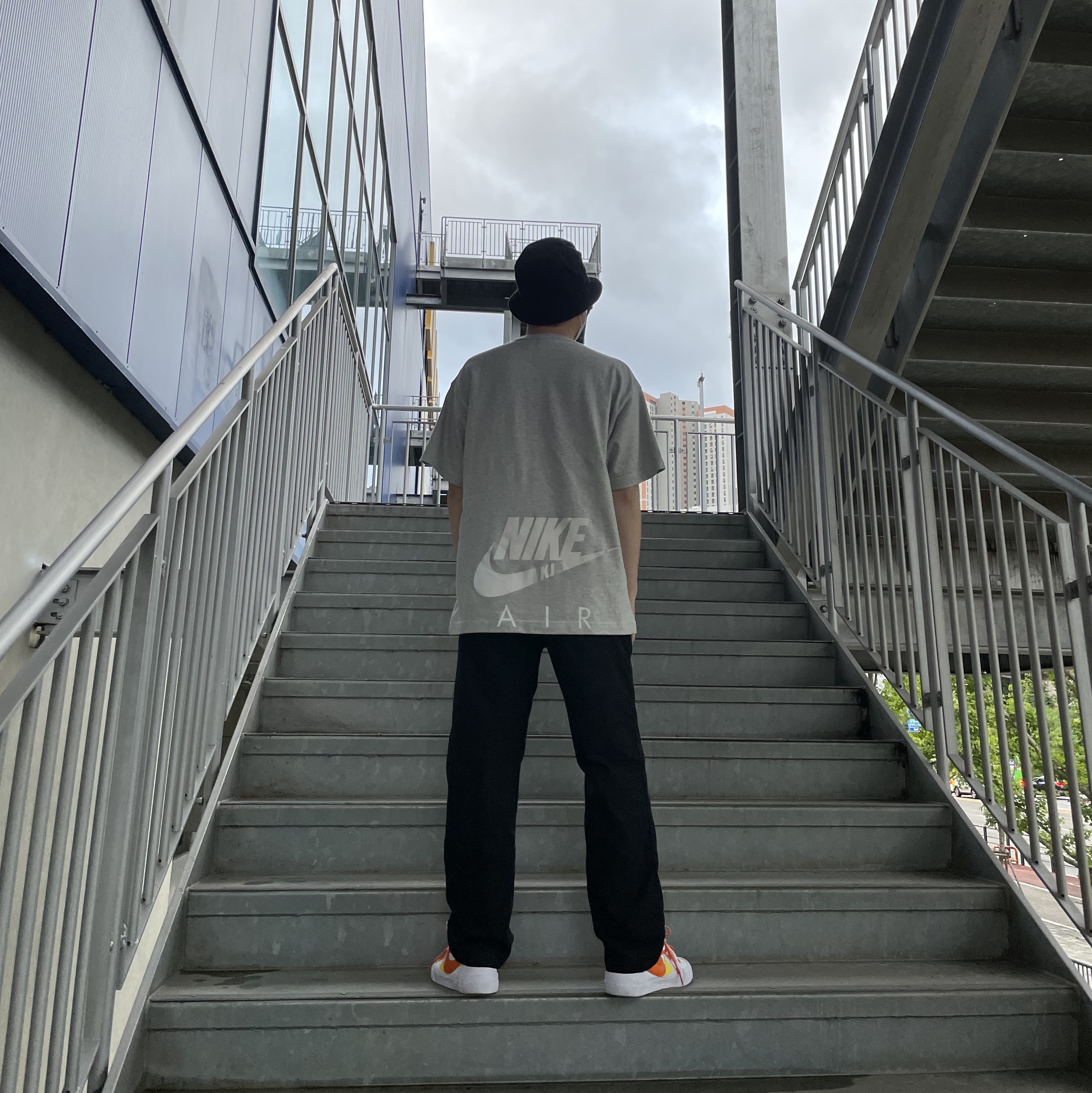 Nike x Sacai Blazer Low Magma Orange, Nike x Kim Jones Oversized T-Shirt Grey Heather - Asia 착용 스타일