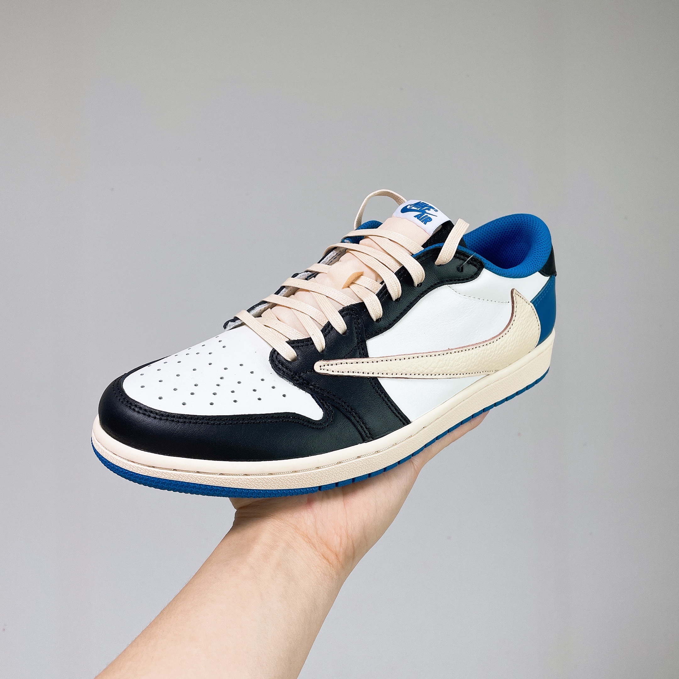 Jordan 1 x Travis Scott x Fragment Retro Low OG SP Military Blue 착용 스타일 - 3