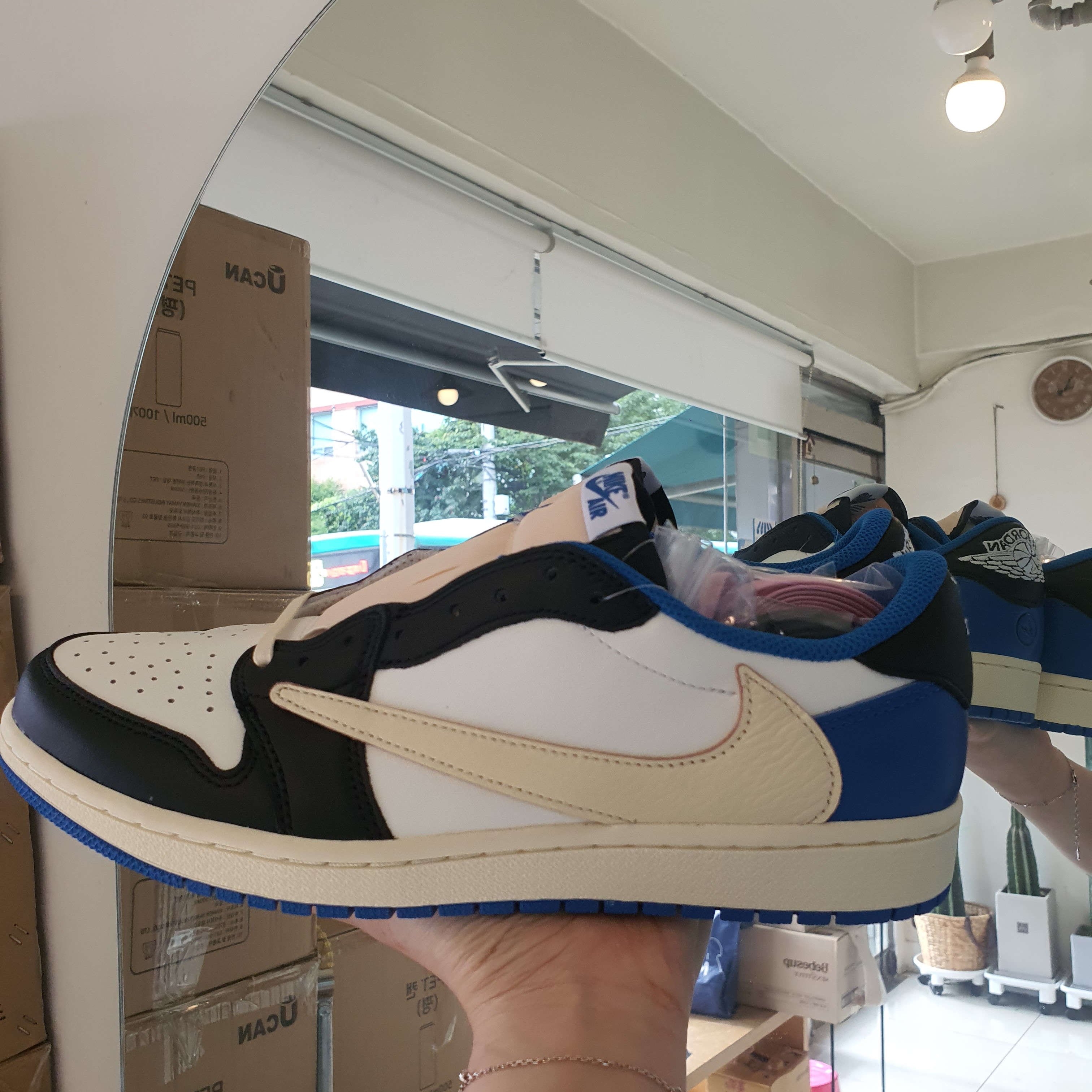Jordan 1 x Travis Scott x Fragment Retro Low OG SP Military Blue 착용 스타일