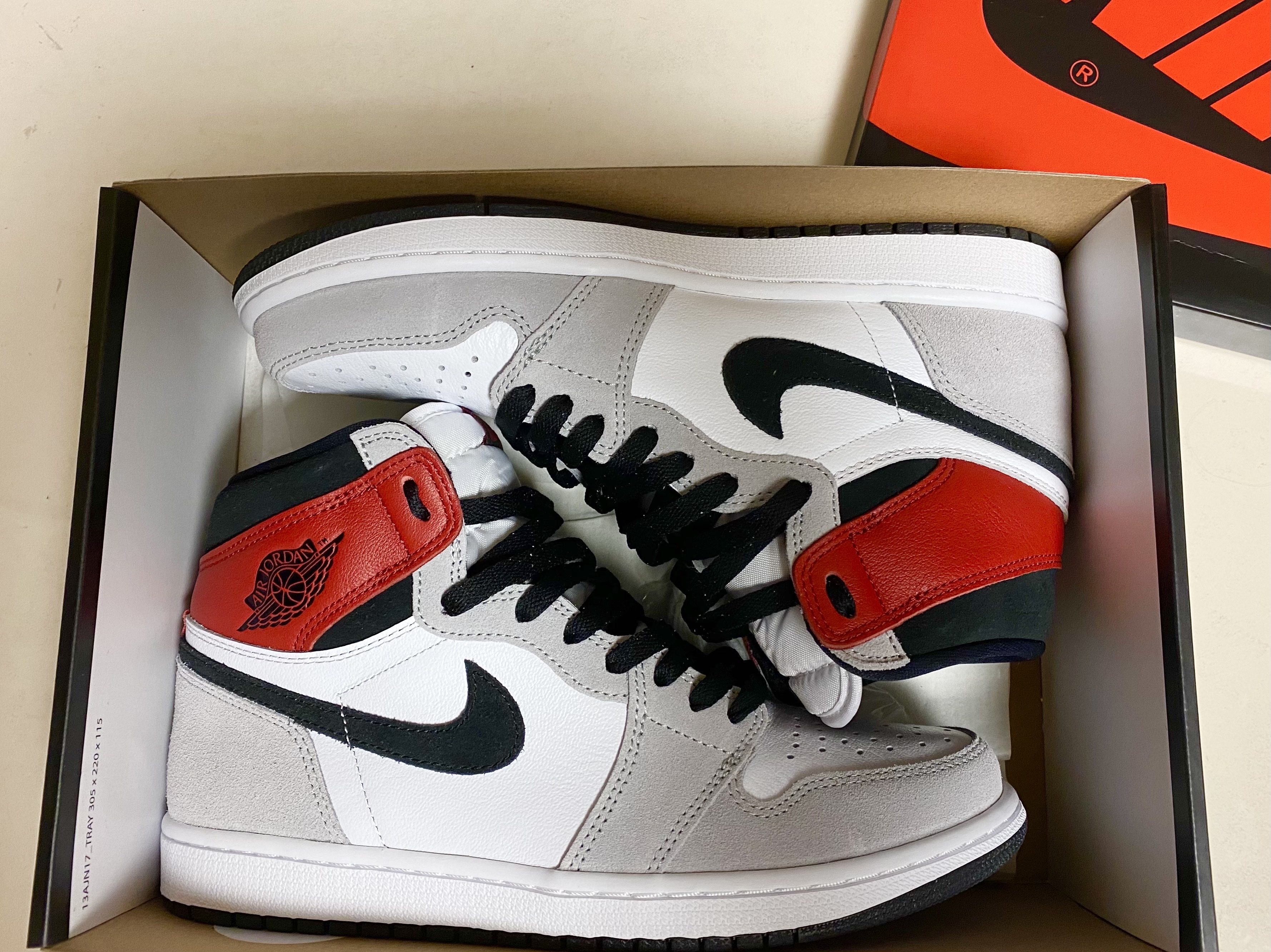 Jordan 1 Retro High OG Light Smoke Grey 착용 스타일 - 2