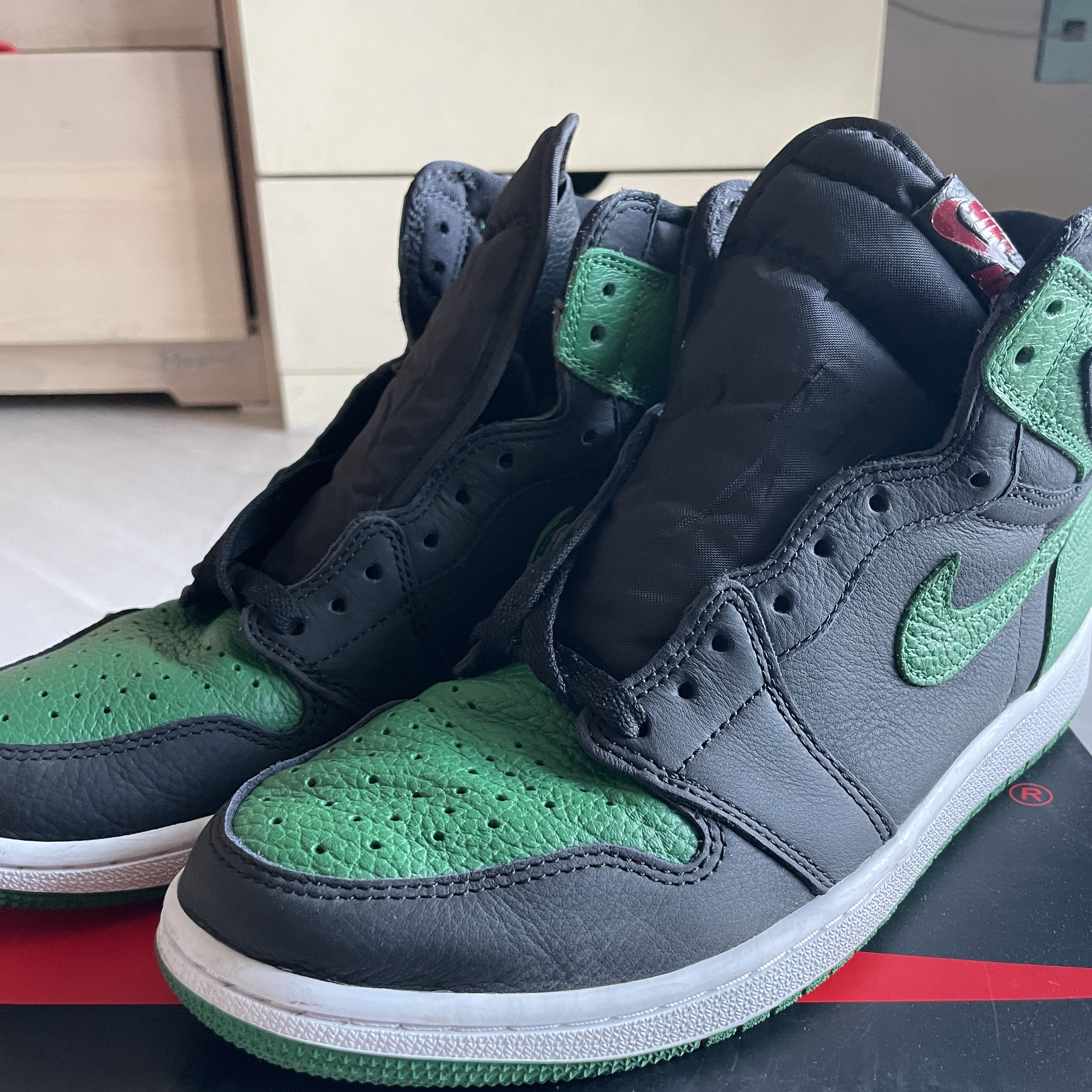 Jordan 1 Retro High OG Pine Green Black 착용 스타일 - 1