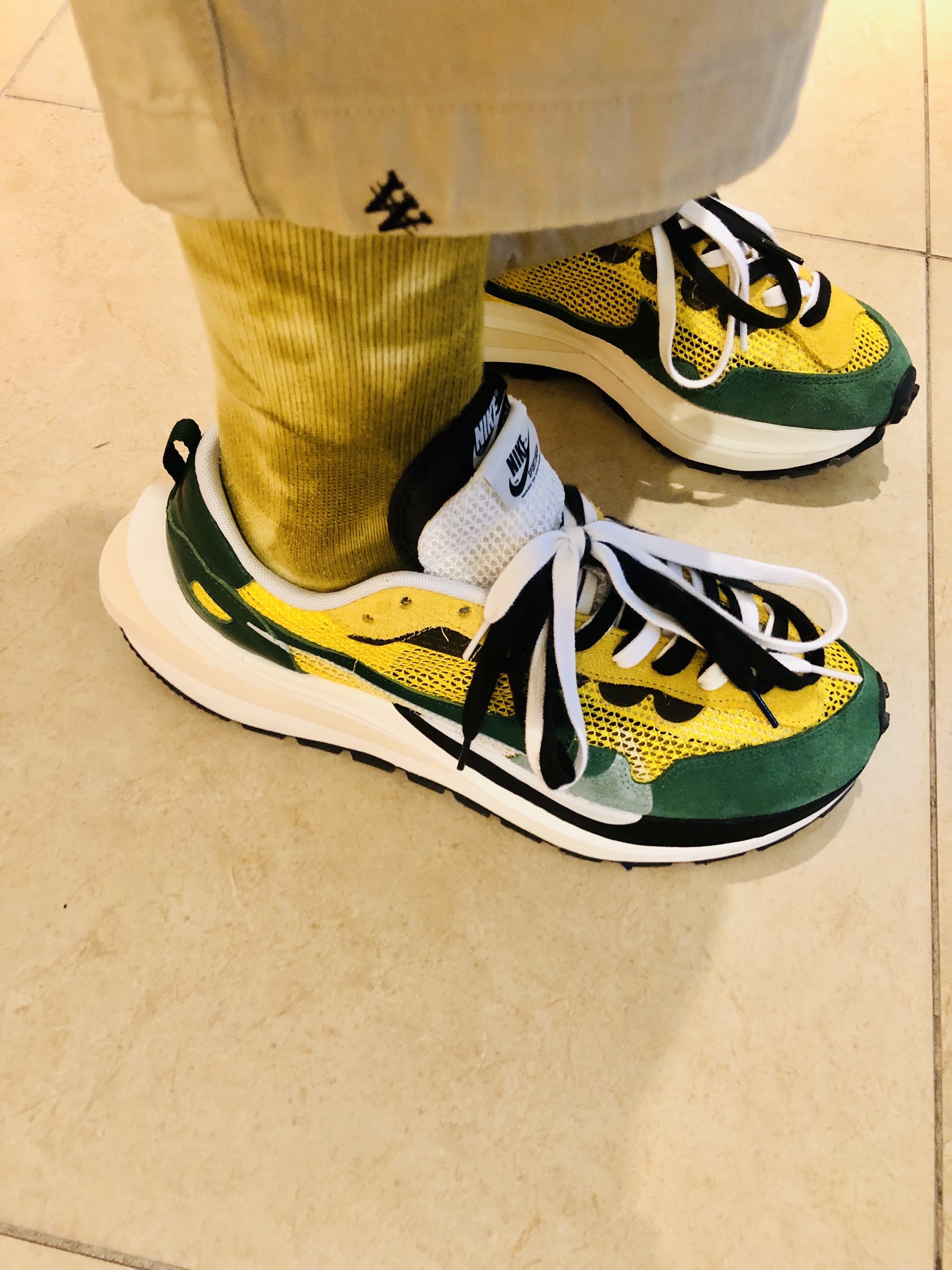 Nike x Sacai VaporWaffle Tour Yellow & Gorge Green Sail 착용 스타일 - 4