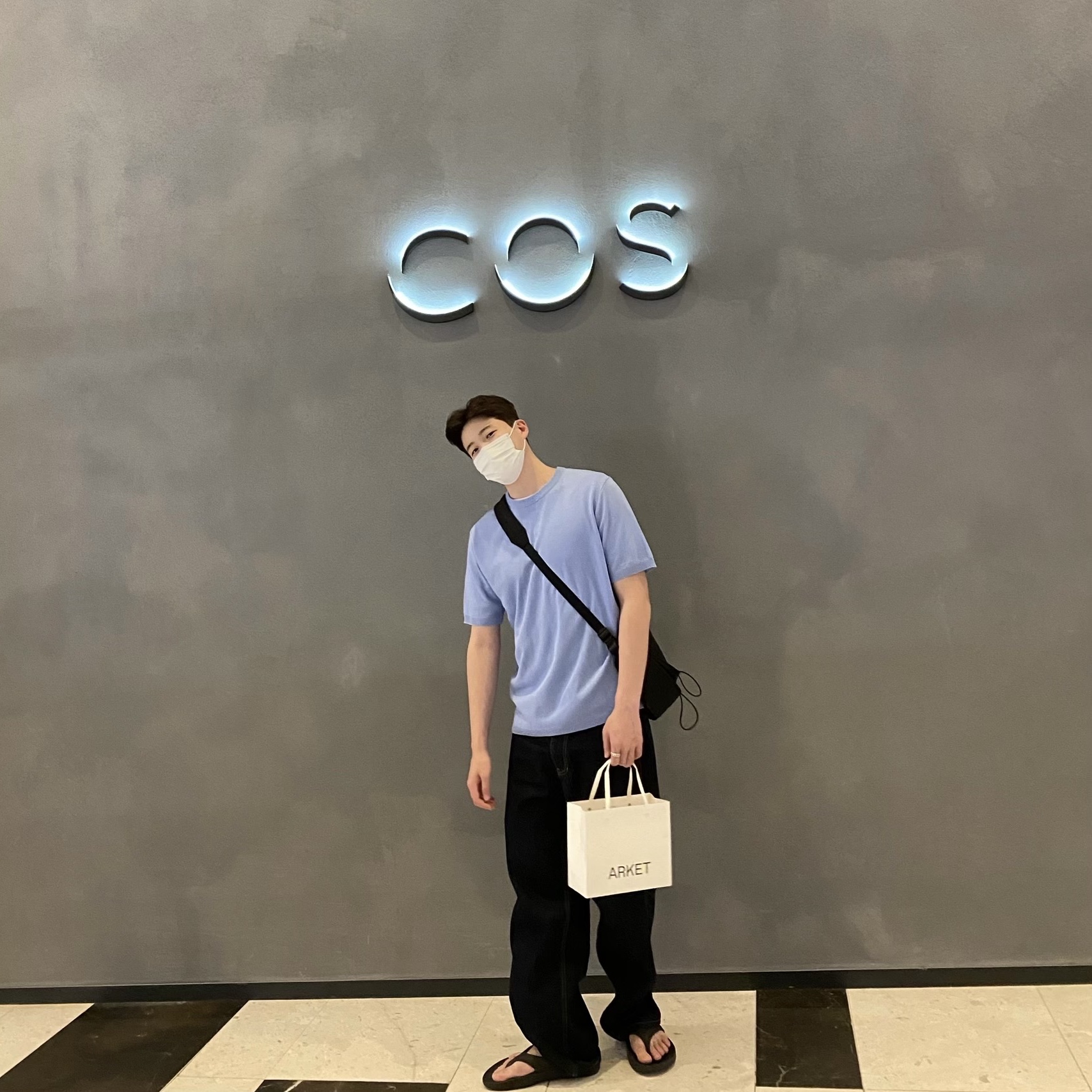 Oofos OOriginal Black 착용 스타일