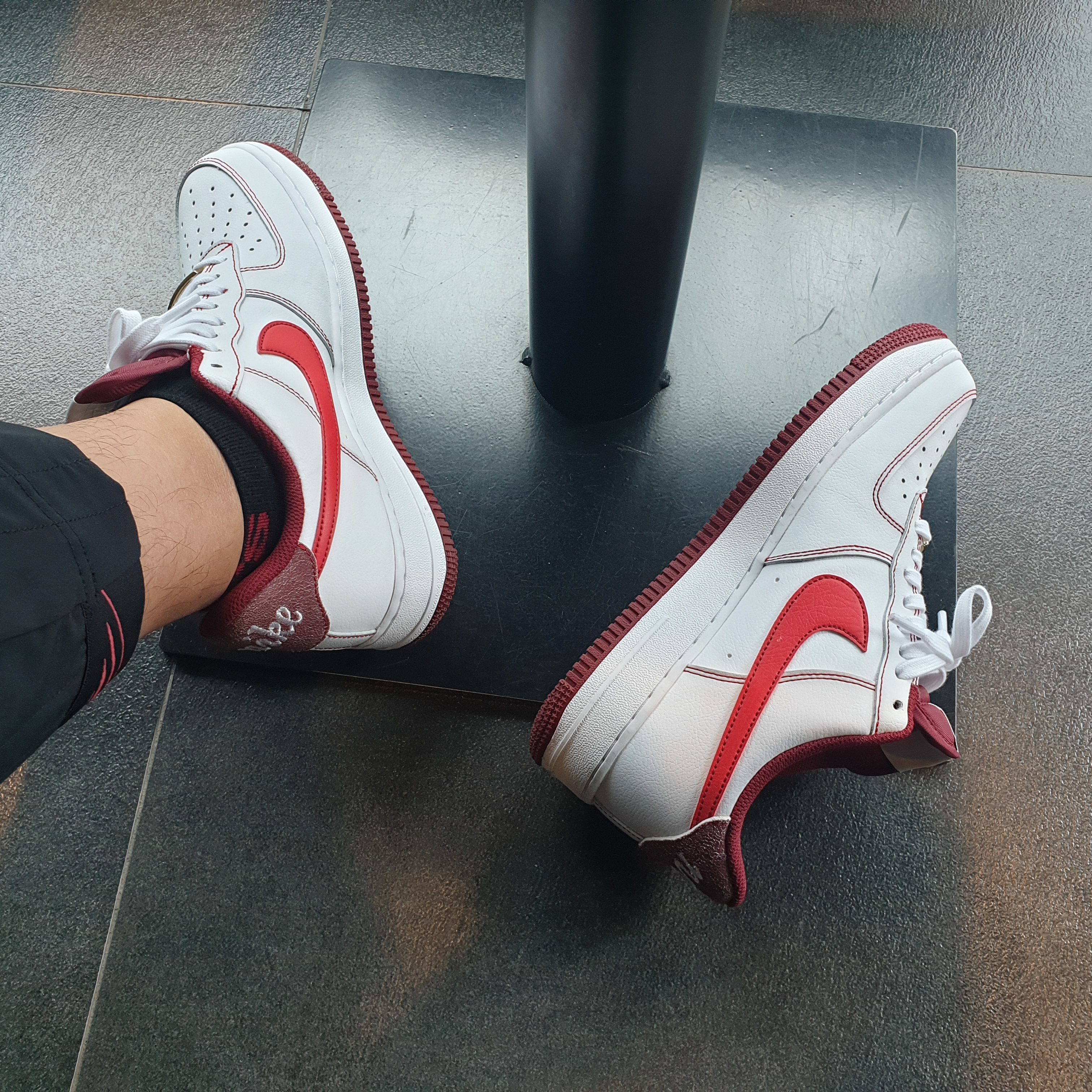 Nike Air Force 1 '07 First Use White Team Red 착용 스타일