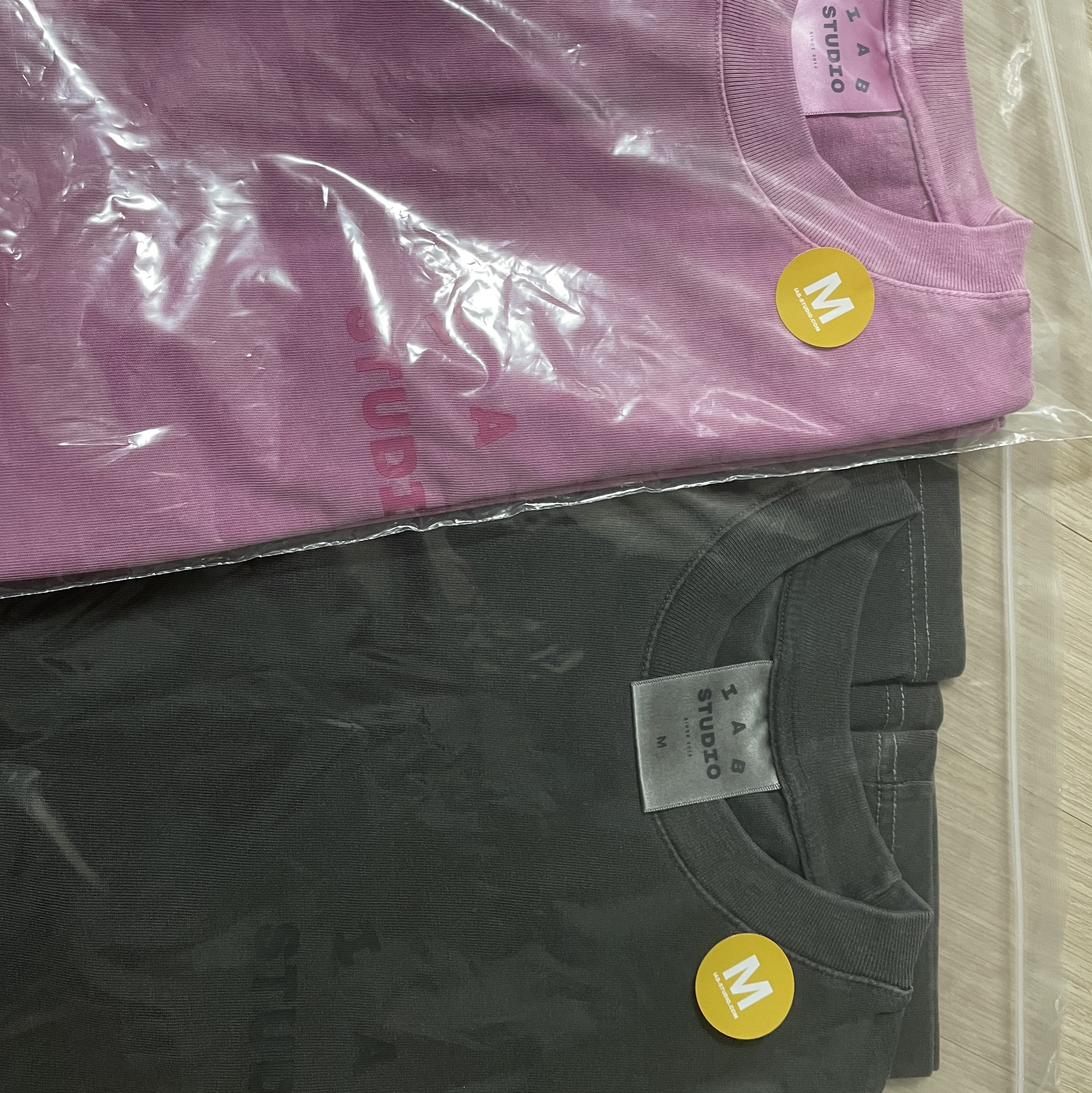 IAB Studio Pigment T-Shirt Black, IAB Studio Pigment T-Shirt Magenta 착용 스타일