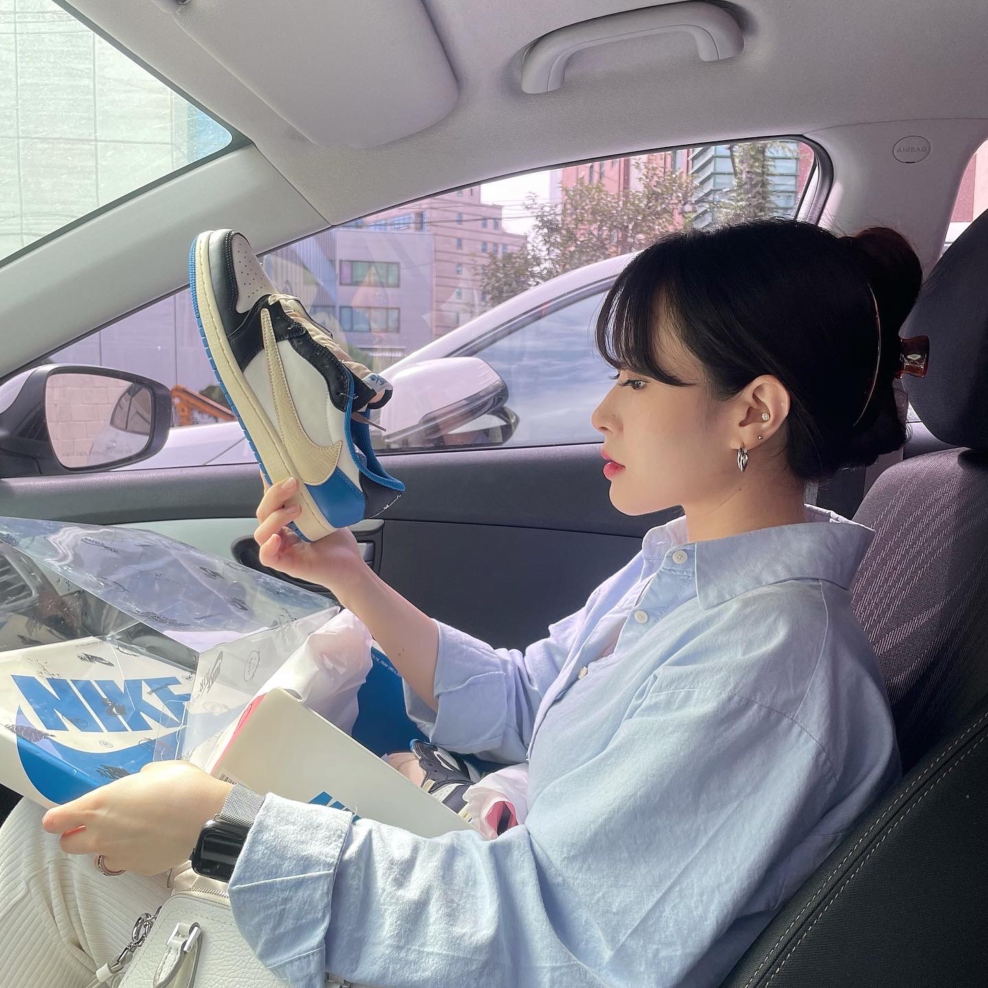 Jordan 1 x Travis Scott x Fragment Retro Low OG SP Military Blue 착용 스타일 - 3