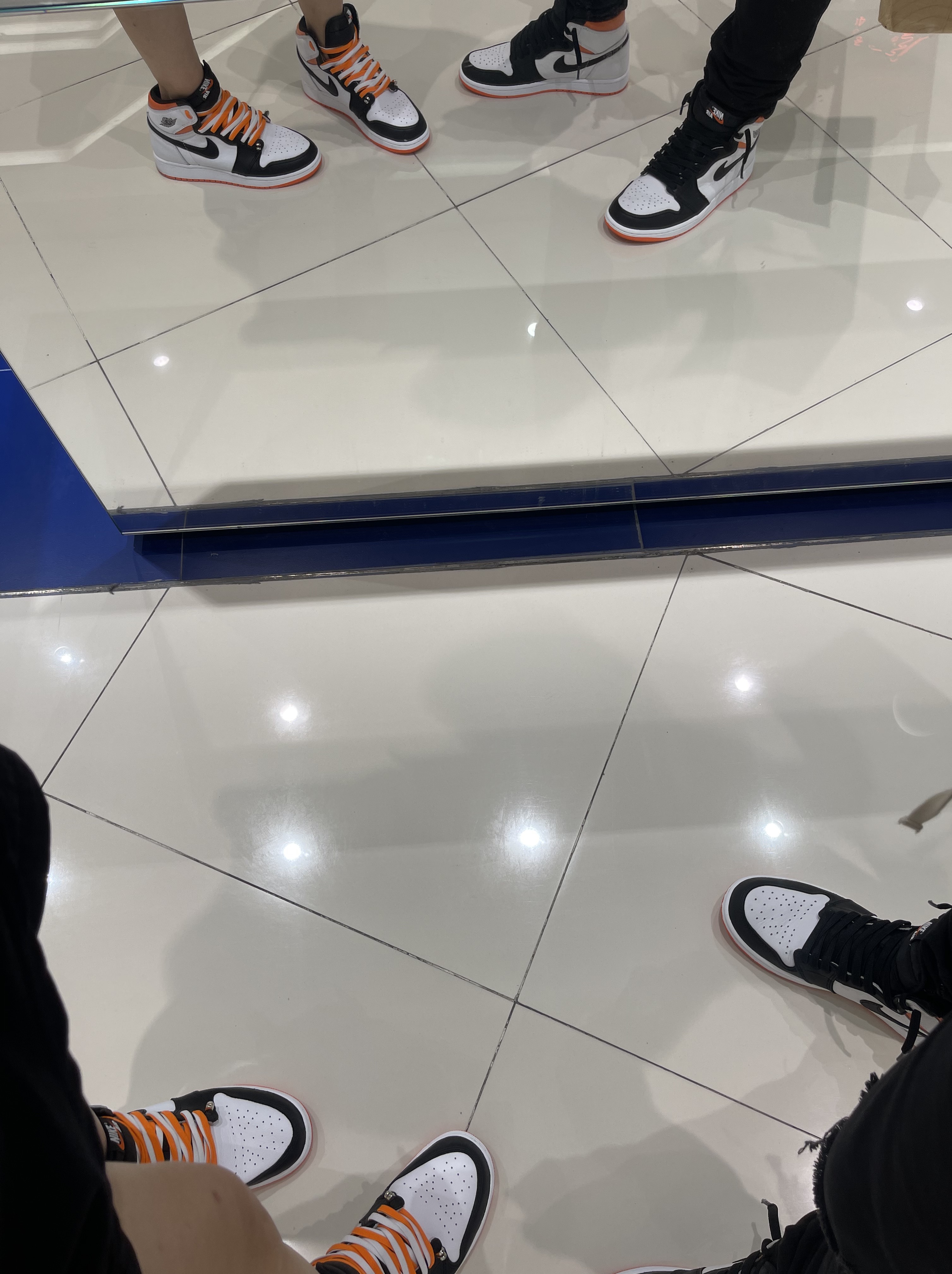 (GS) Jordan 1 Retro High OG Electro Orange, Jordan 1 Retro High OG Electro Orange 착용 스타일 - 3