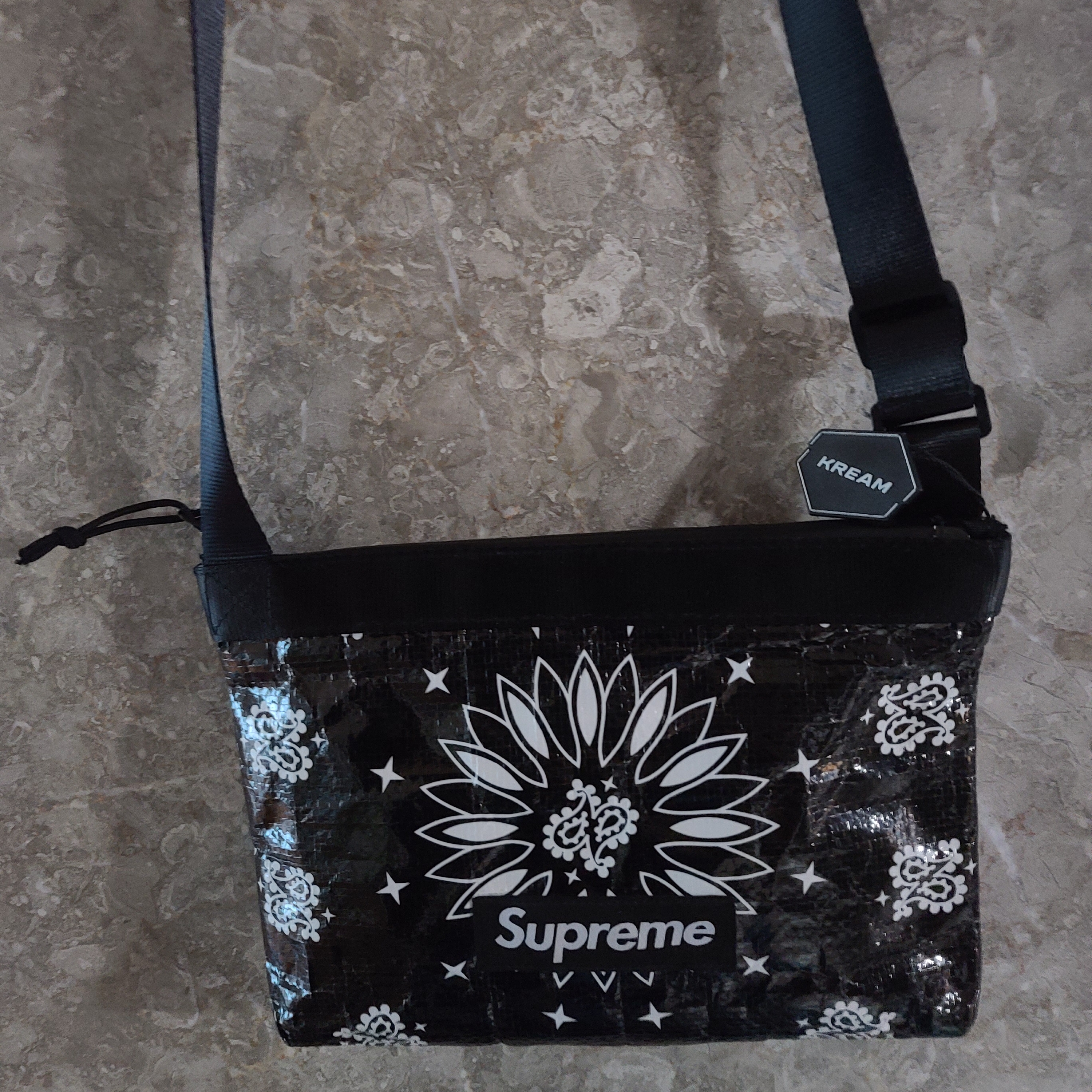 Supreme Bandana Tarp Side Bag Black - 21SS 착용 스타일