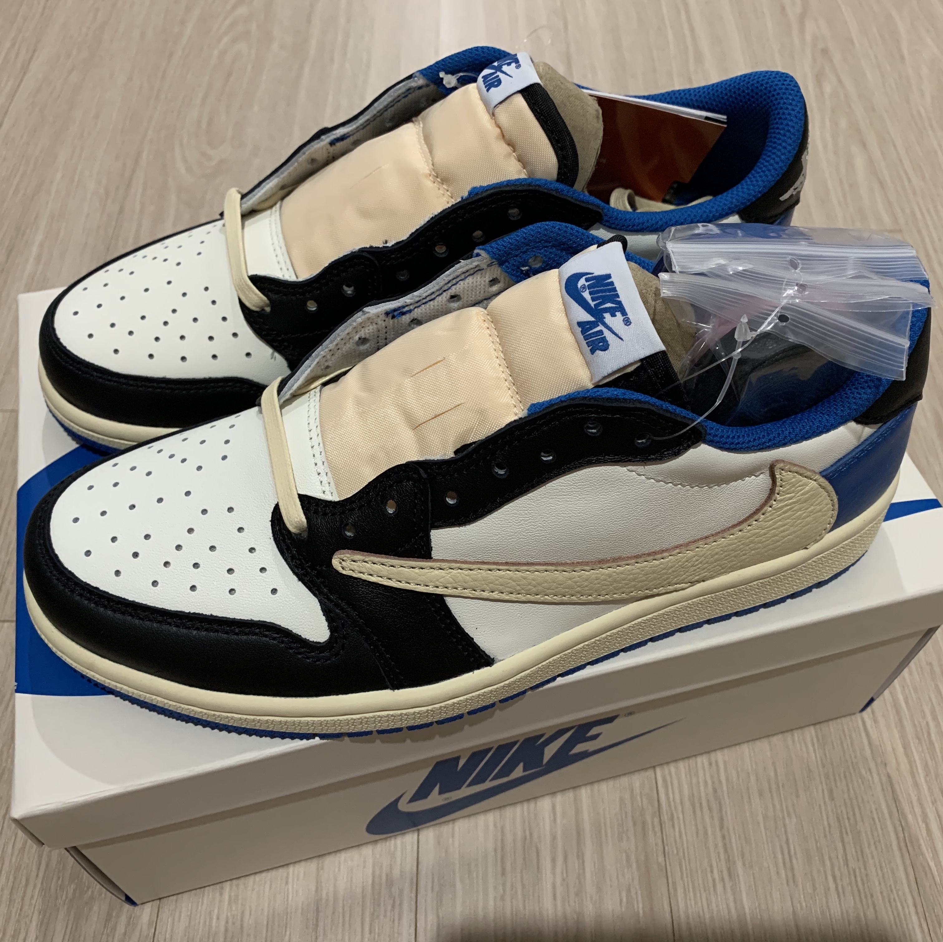Jordan 1 Retro High OG Royal Toe, Jordan 1 x Travis Scott x Fragment Retro Low OG SP Military Blue 착용 스타일 - 2