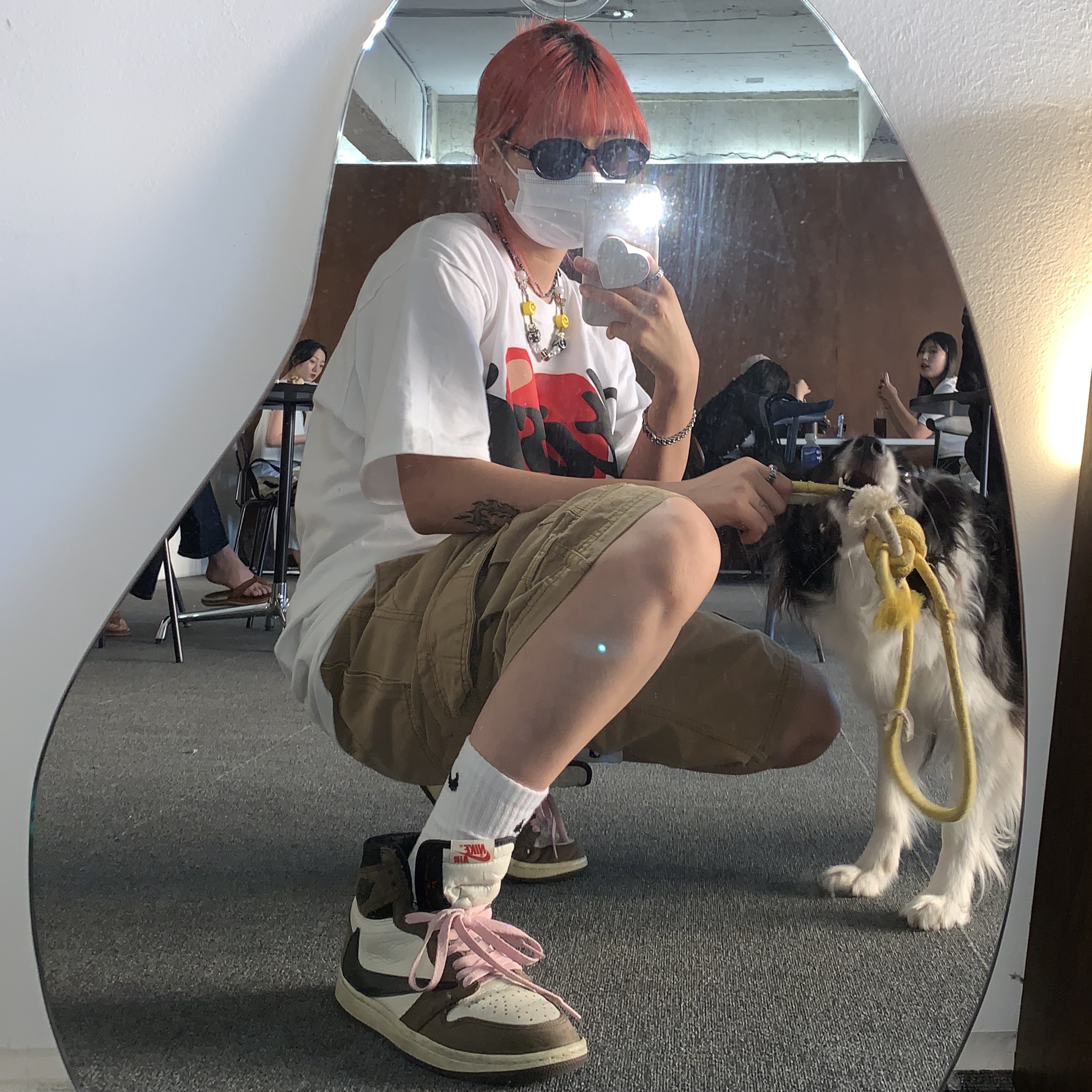 Jordan 1 x Travis Scott Retro High OG SP Mocha, Stussy x Cactus Plant Flea Market Heart T-Shirt 착용 스타일