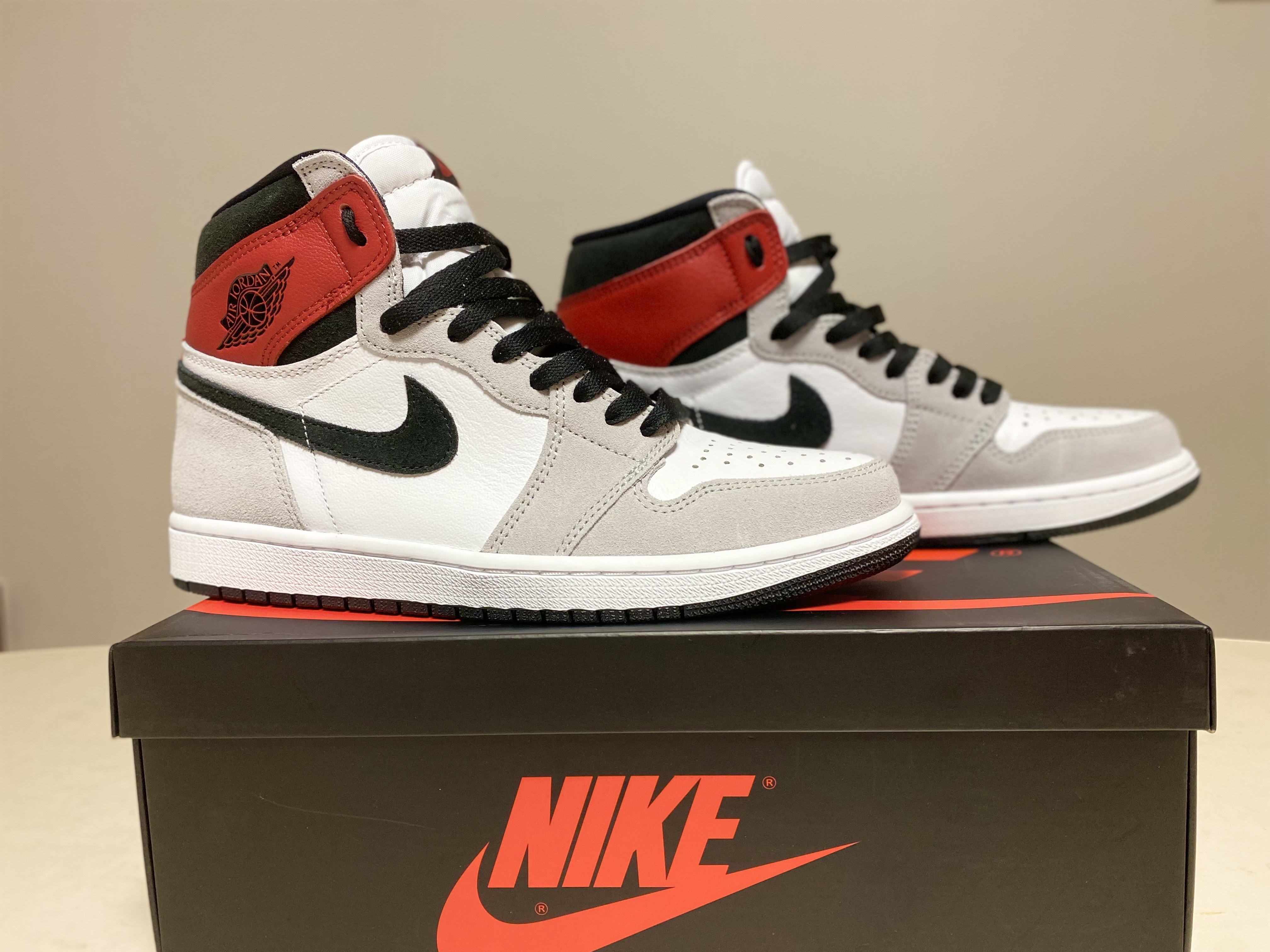 Jordan 1 Retro High OG Light Smoke Grey 착용 스타일 - 3