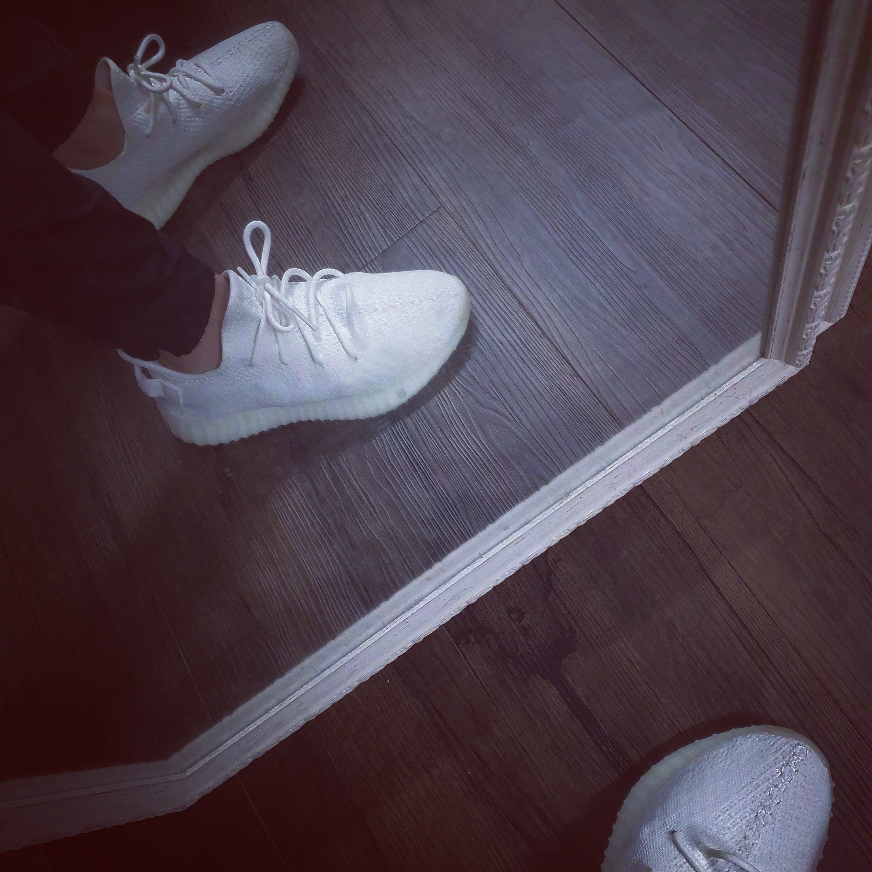 Adidas Yeezy Boost 350 V2 Cream/Triple White 착용 스타일