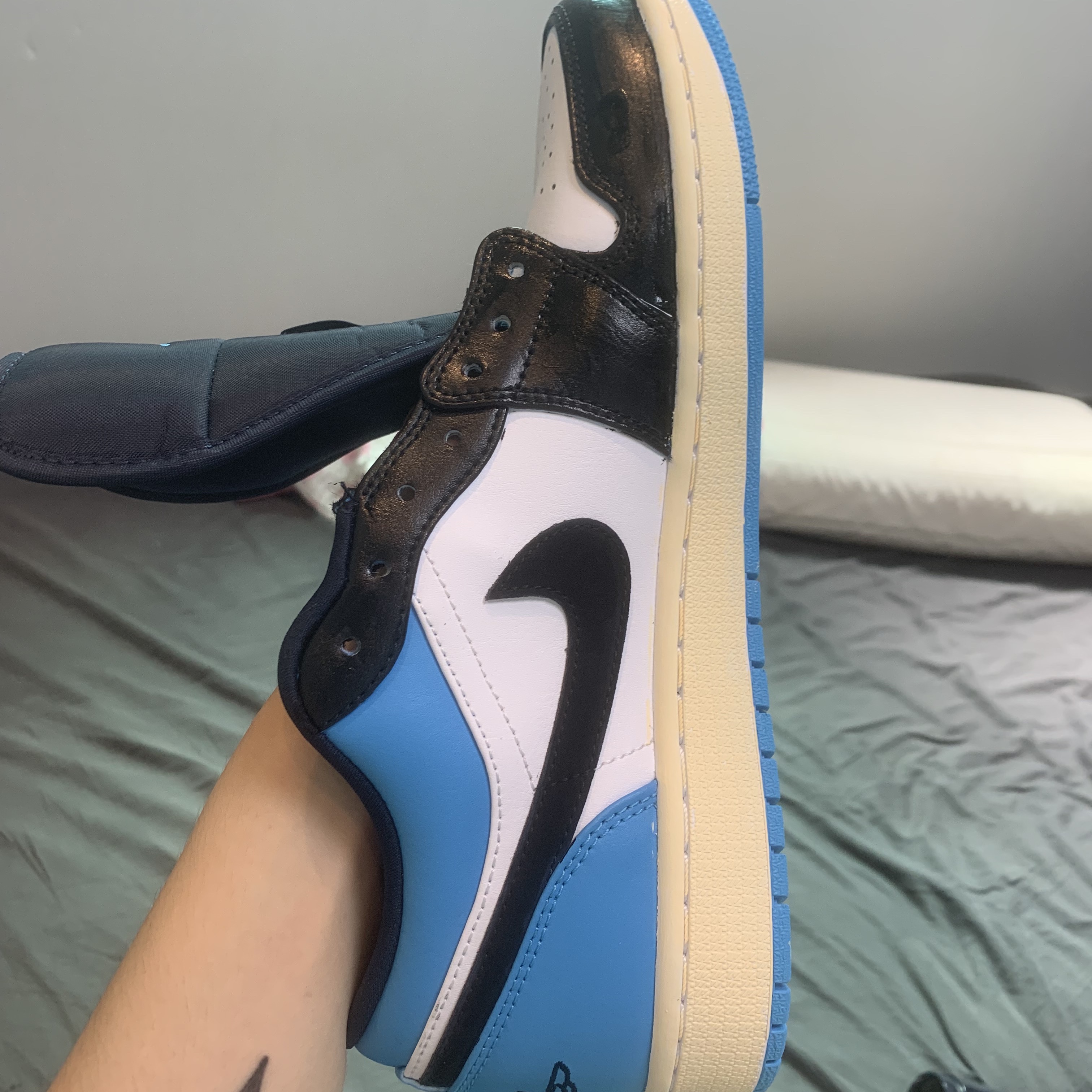 Jordan 1 Low Dark Powder Blue 착용 스타일 - 2
