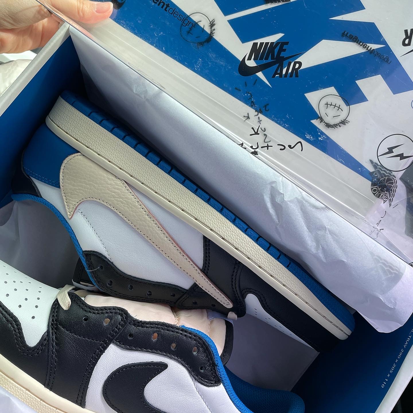 Jordan 1 x Travis Scott x Fragment Retro Low OG SP Military Blue 착용 스타일 - 2