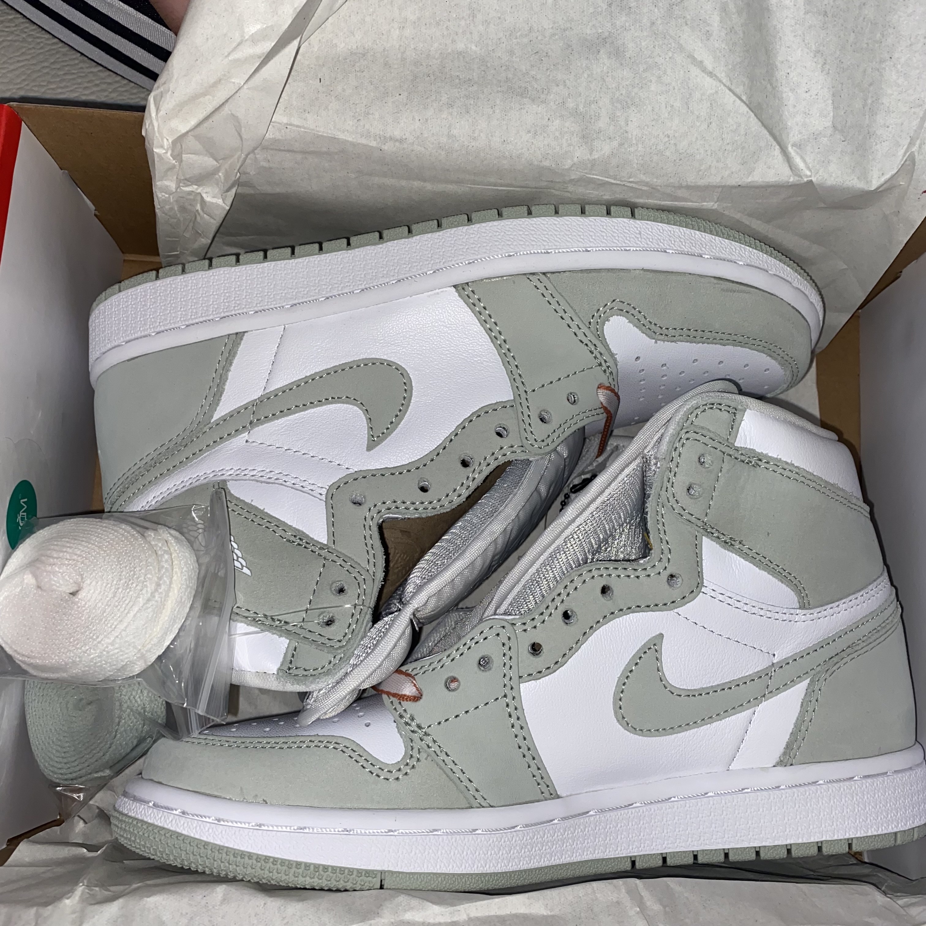 (W) Jordan 1 Retro High OG Seafoam 착용 스타일 - 2