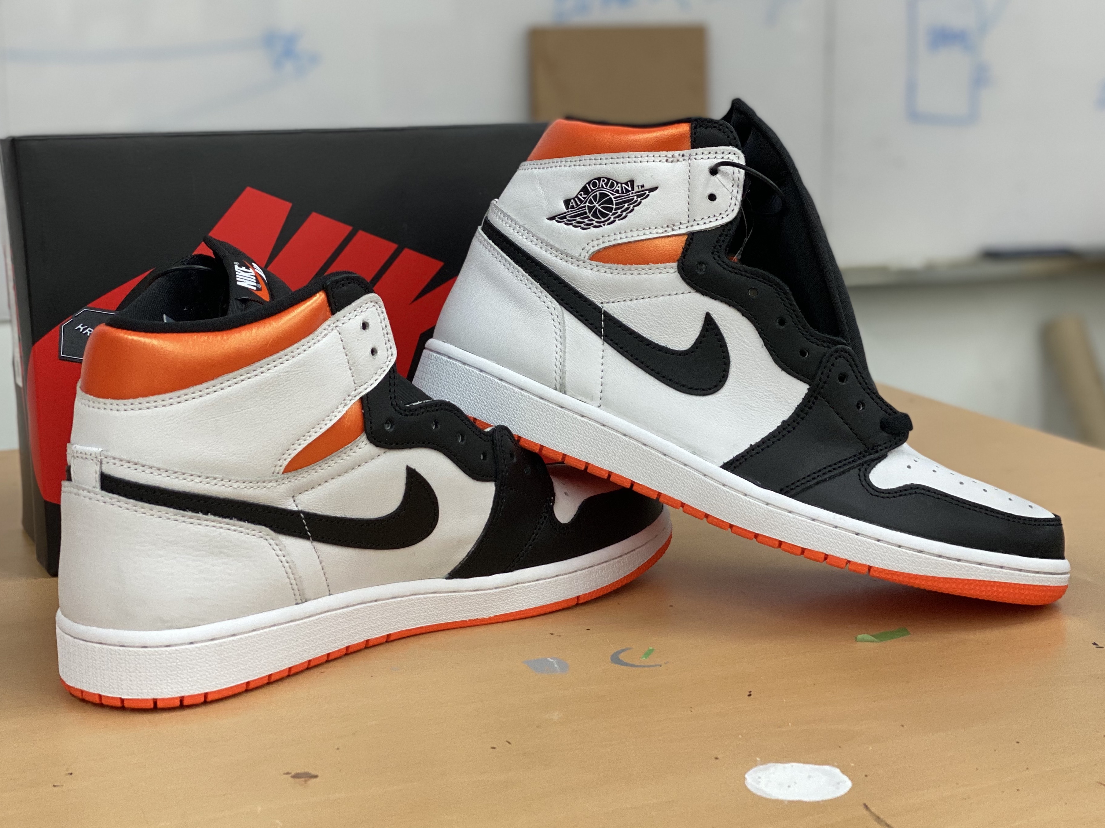 Jordan 1 Retro High OG Electro Orange, (GS) Jordan 1 Retro High OG Electro Orange 착용 스타일 - 1