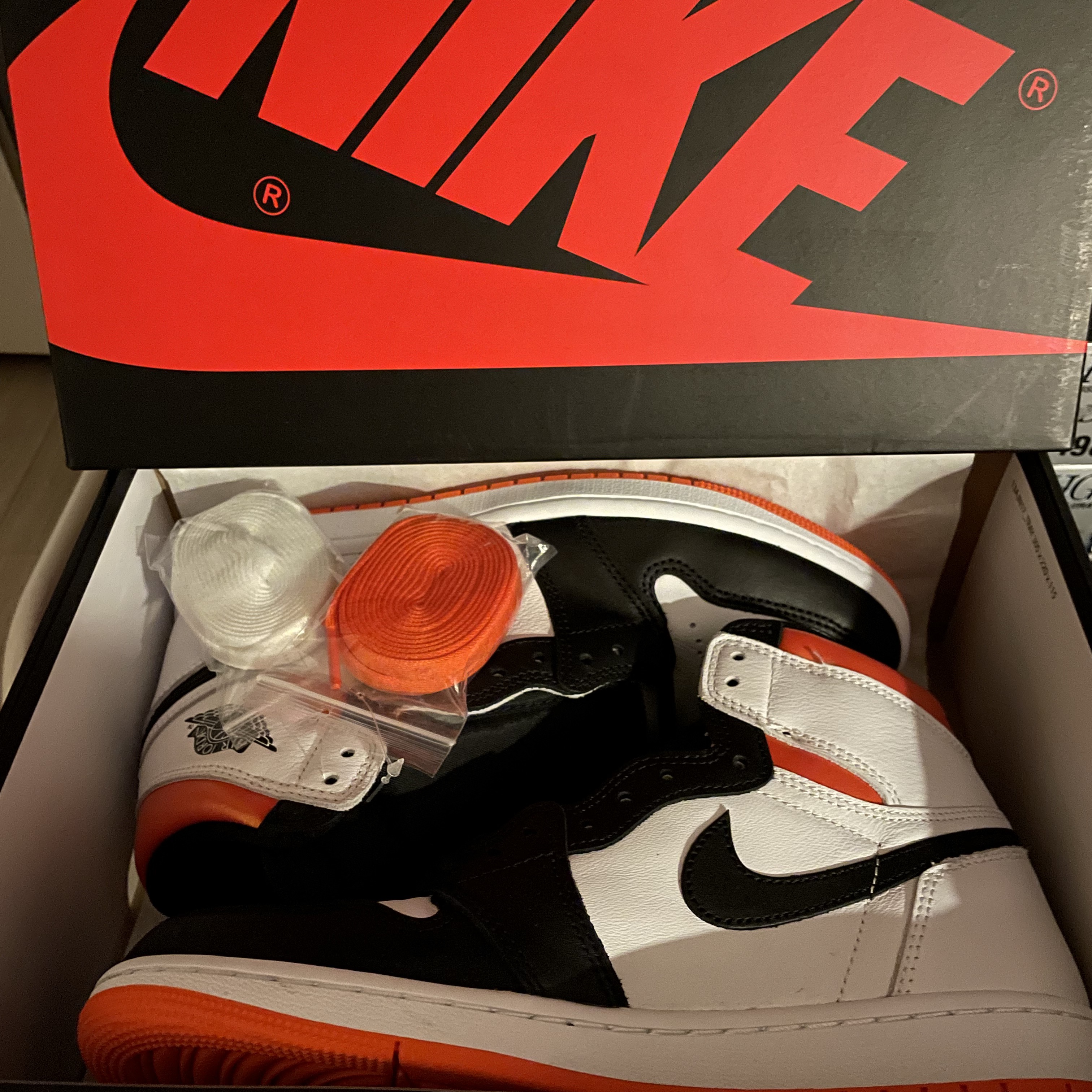 Jordan 1 Retro High OG Electro Orange 착용 스타일