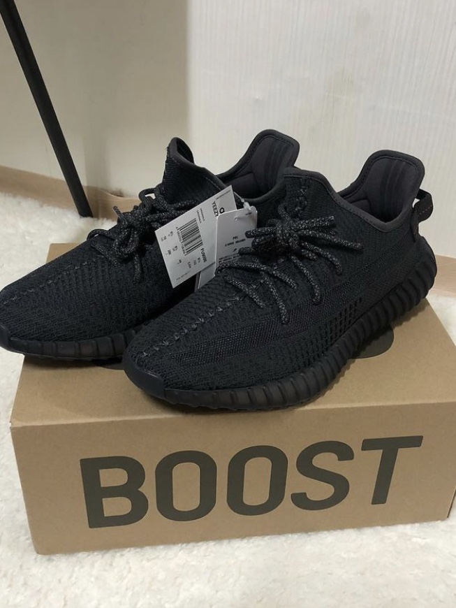 Adidas Yeezy Boost 350 V2 Black - Non-Reflective 착용 스타일