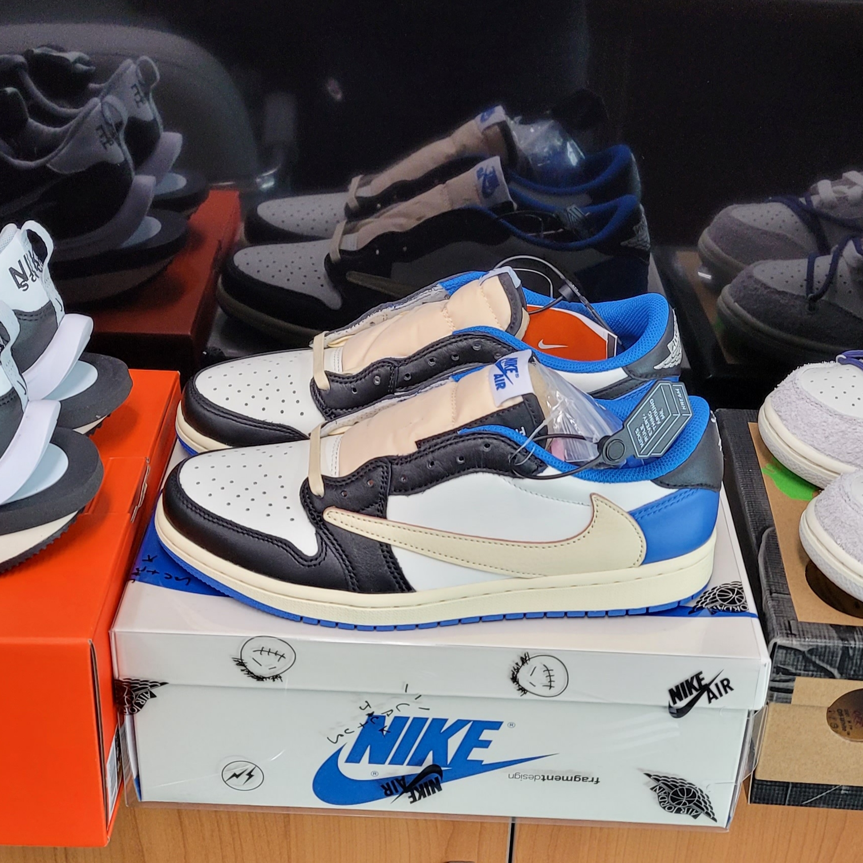 Jordan 1 x Travis Scott x Fragment Retro Low OG SP Military Blue, Nike x Sacai VaporWaffle Black White 착용 스타일 - 1