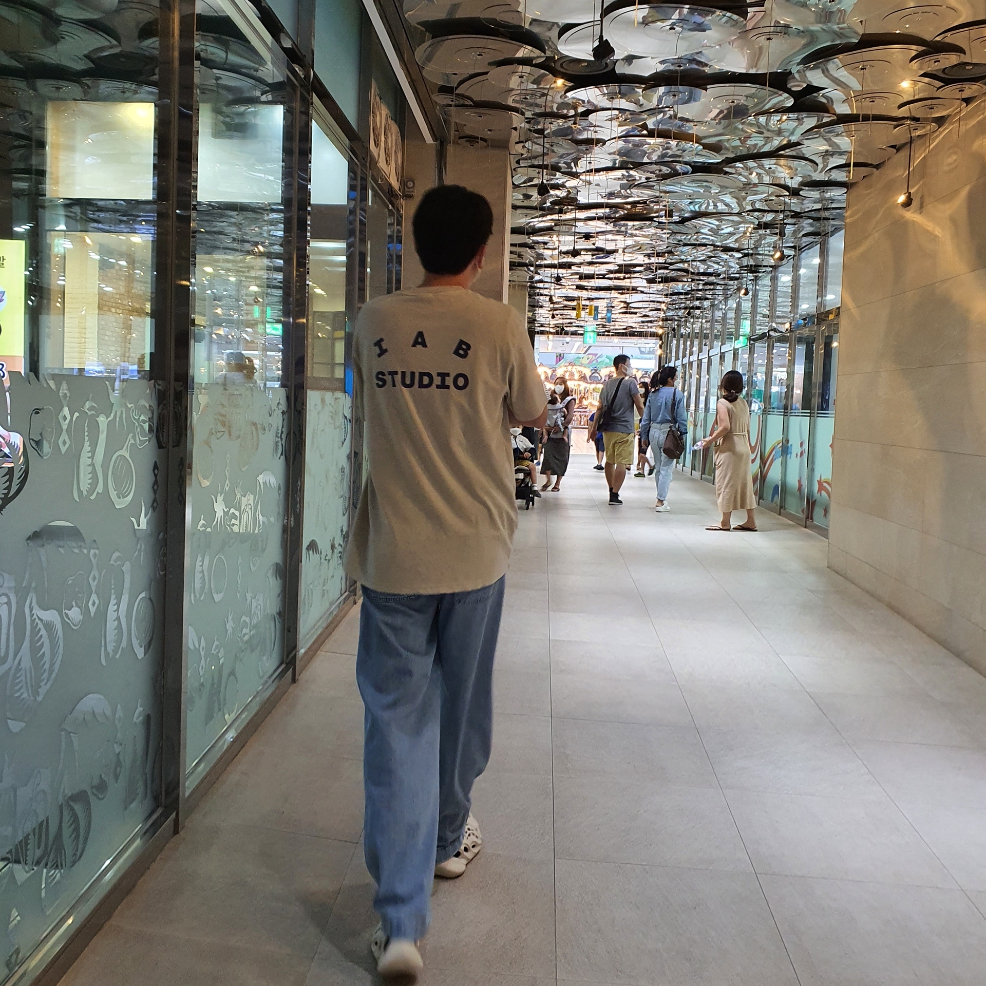 IAB Studio Pigment T-Shirt Oatmeal 착용 스타일