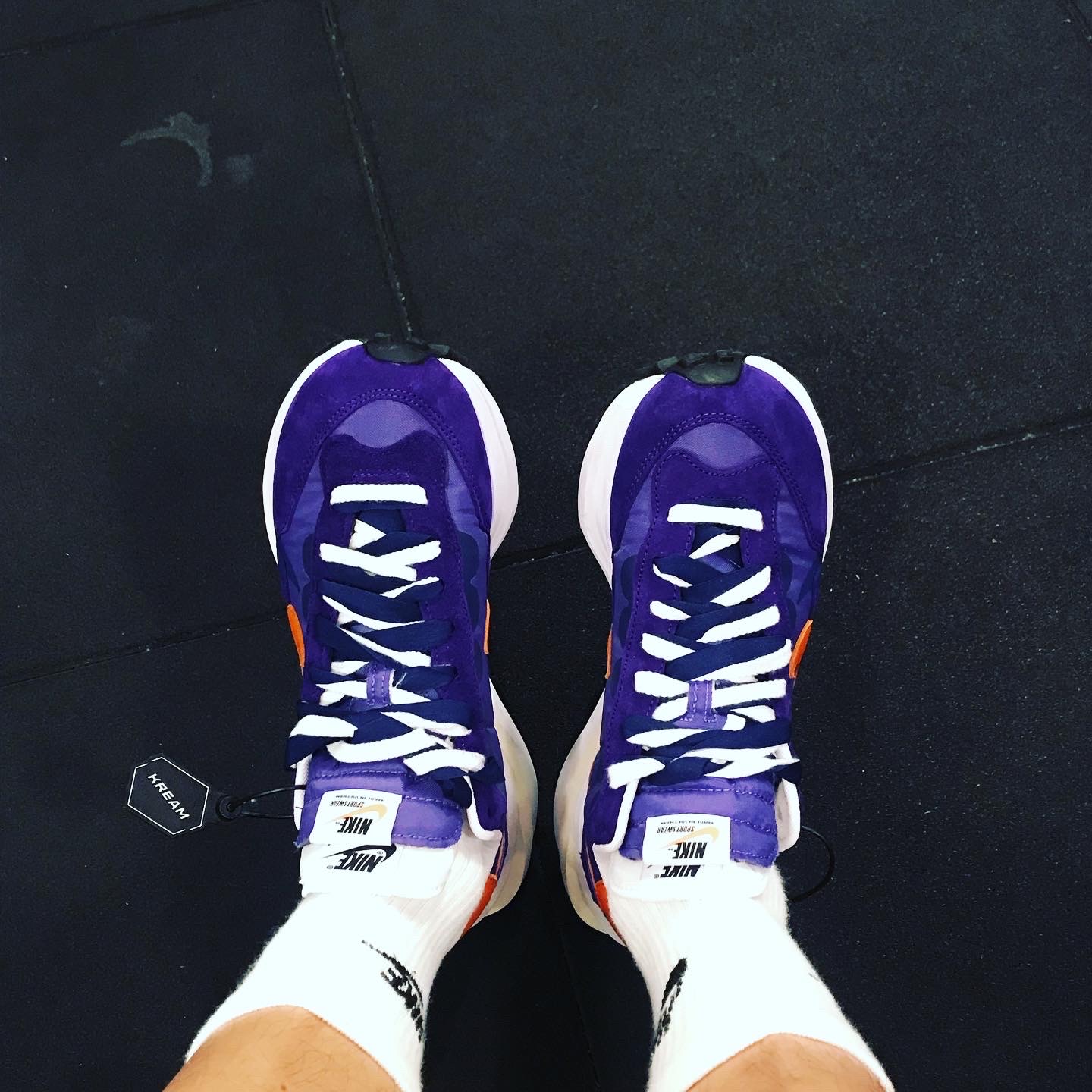 Nike x Sacai VaporWaffle Dark Iris 착용 스타일 - 2