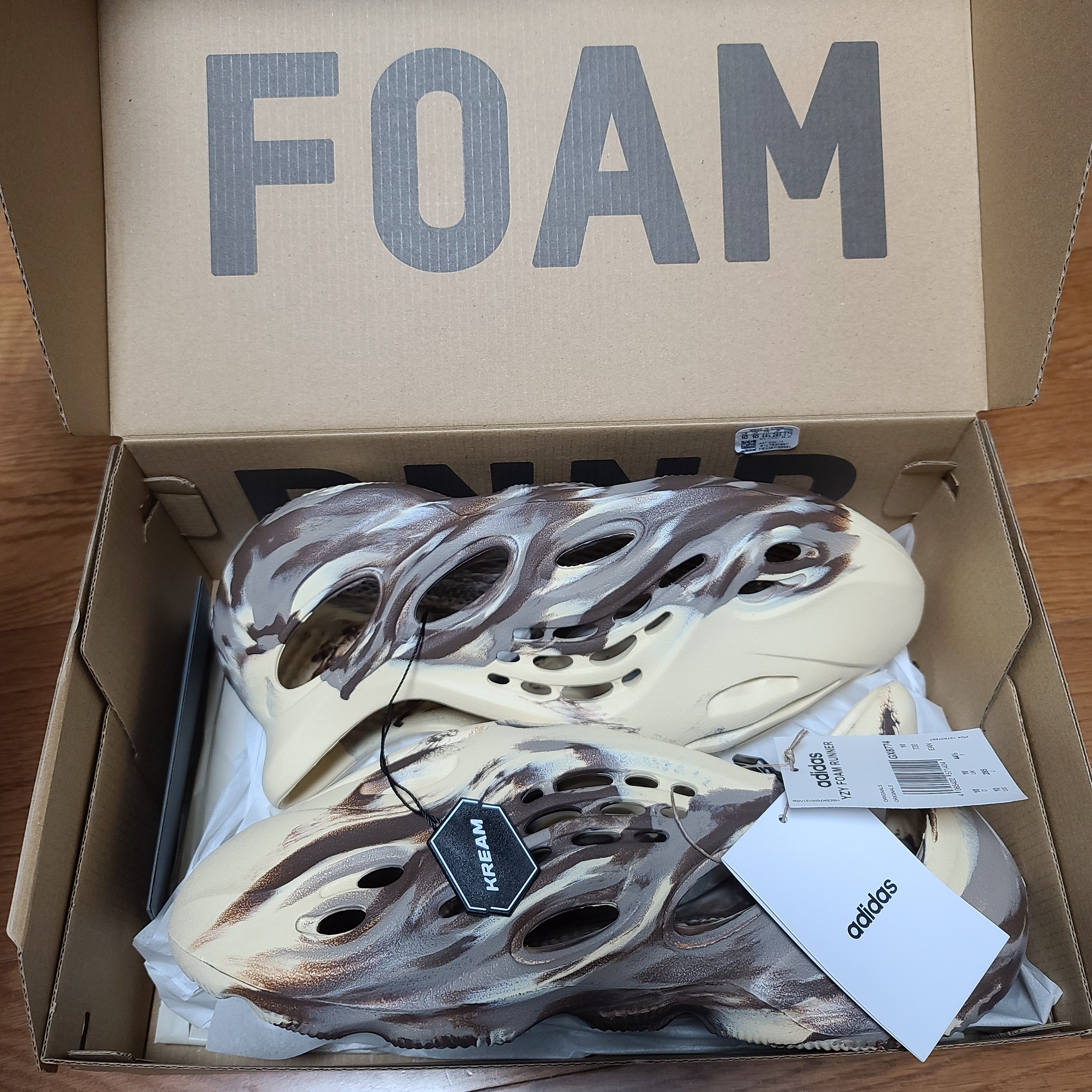 Adidas Yeezy Foam RNNR MX Cream Clay 착용 스타일