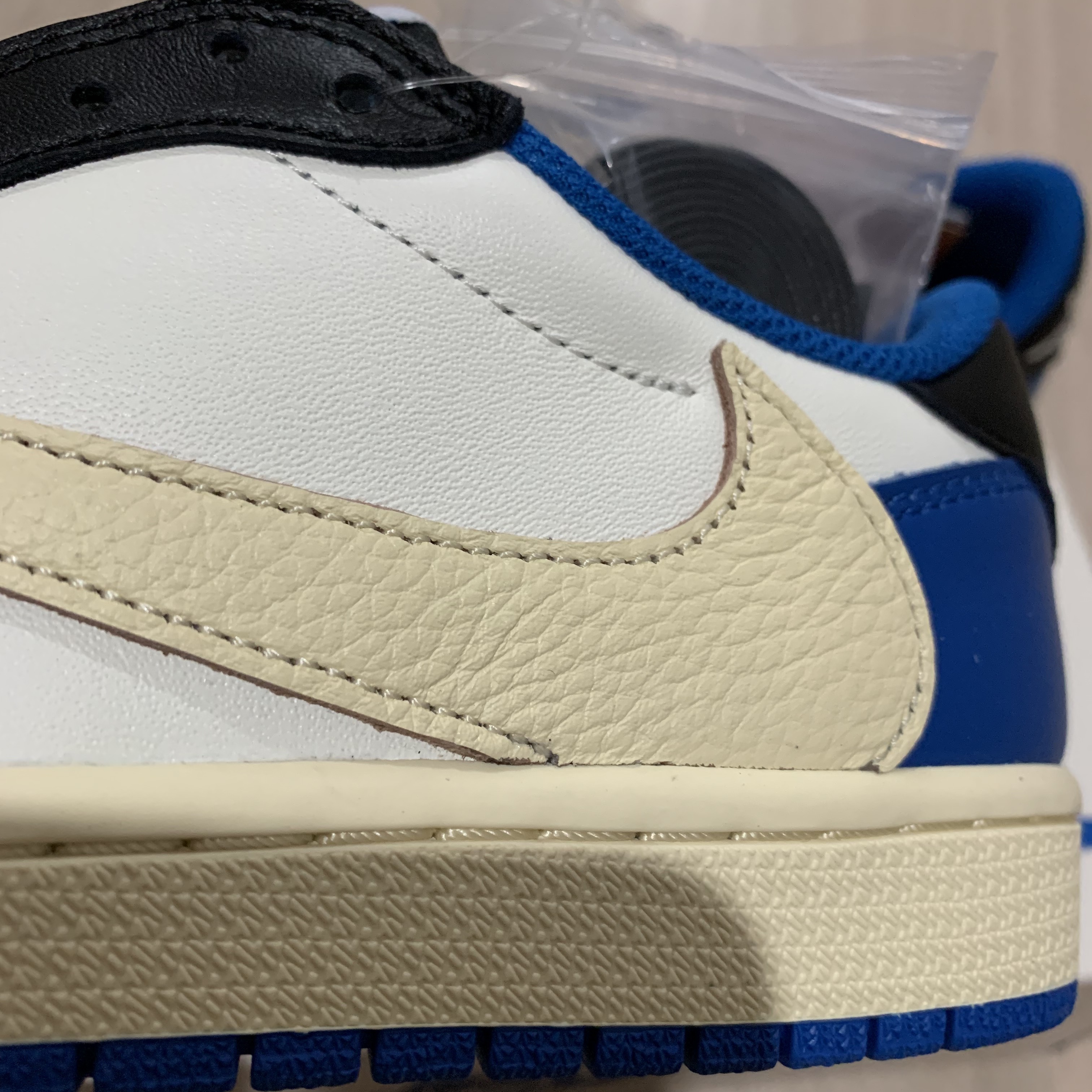 Jordan 1 Retro High OG Royal Toe, Jordan 1 x Travis Scott x Fragment Retro Low OG SP Military Blue 착용 스타일 - 3