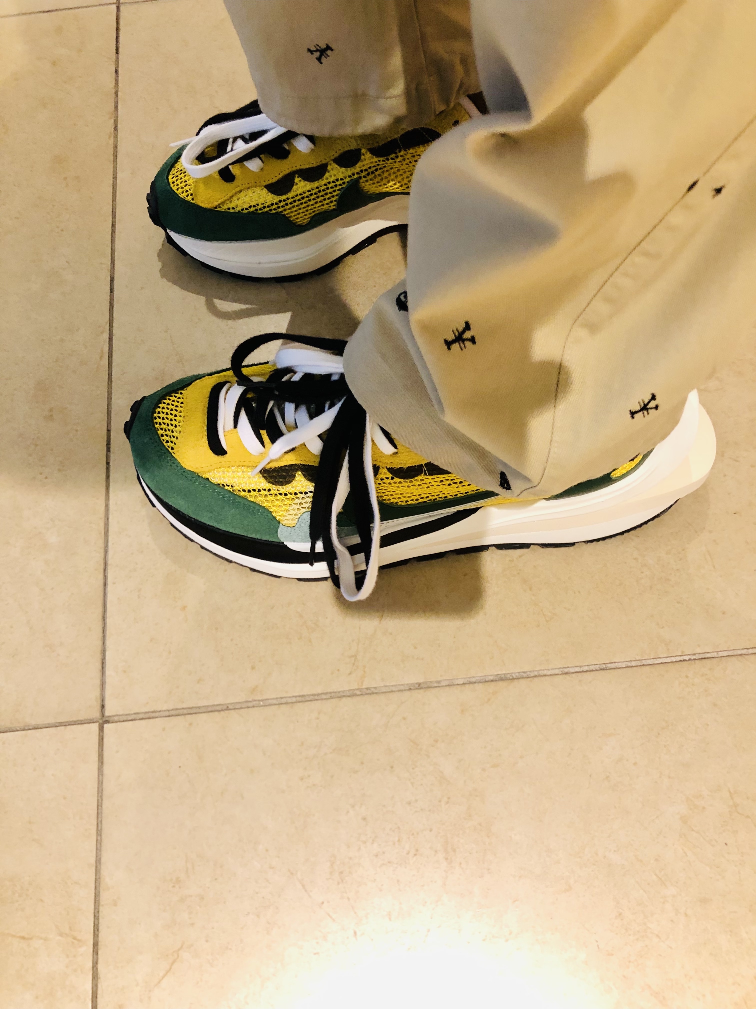 Nike x Sacai VaporWaffle Tour Yellow & Gorge Green Sail 착용 스타일 - 5