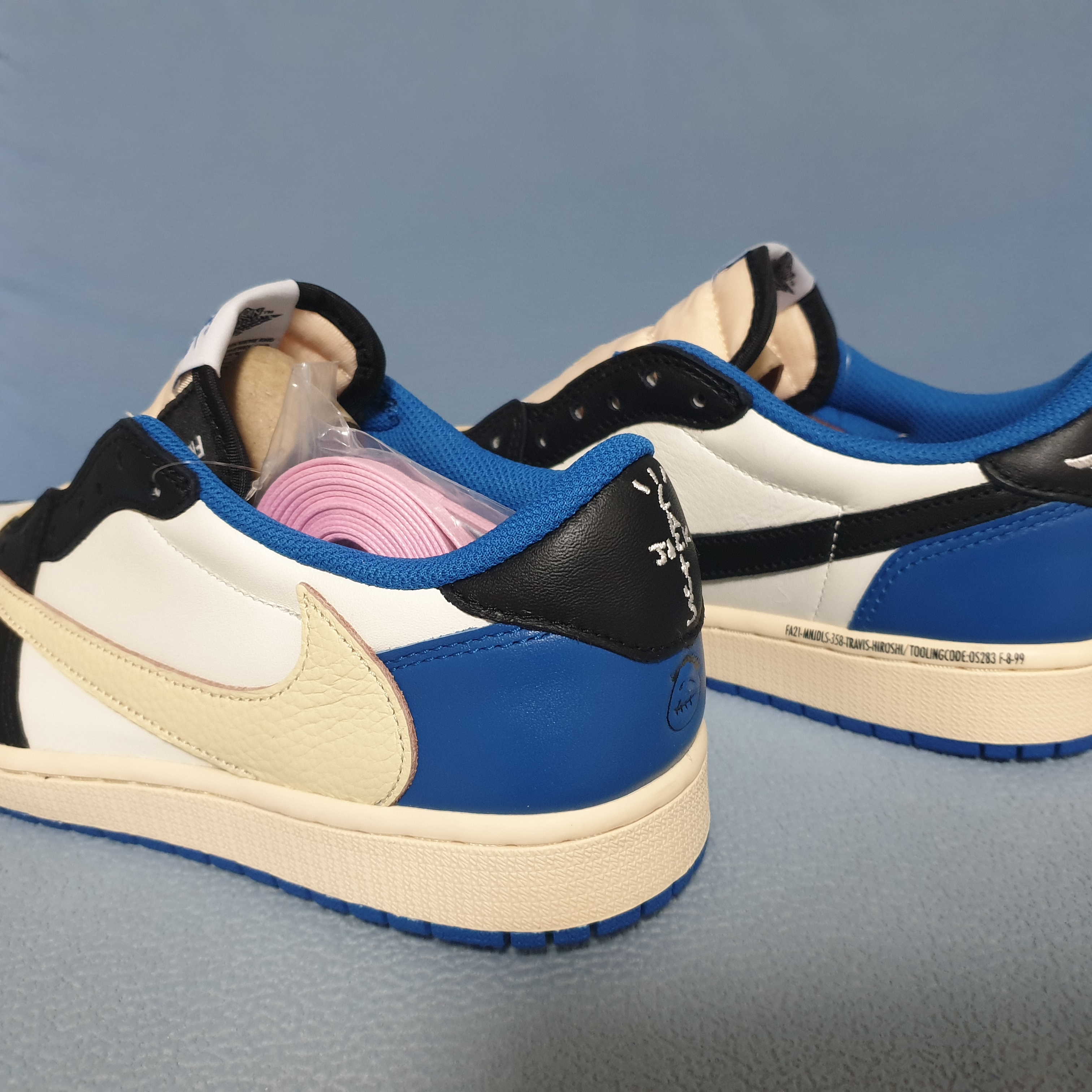 Jordan 1 x Travis Scott x Fragment Retro Low OG SP Military Blue 착용 스타일 - 1