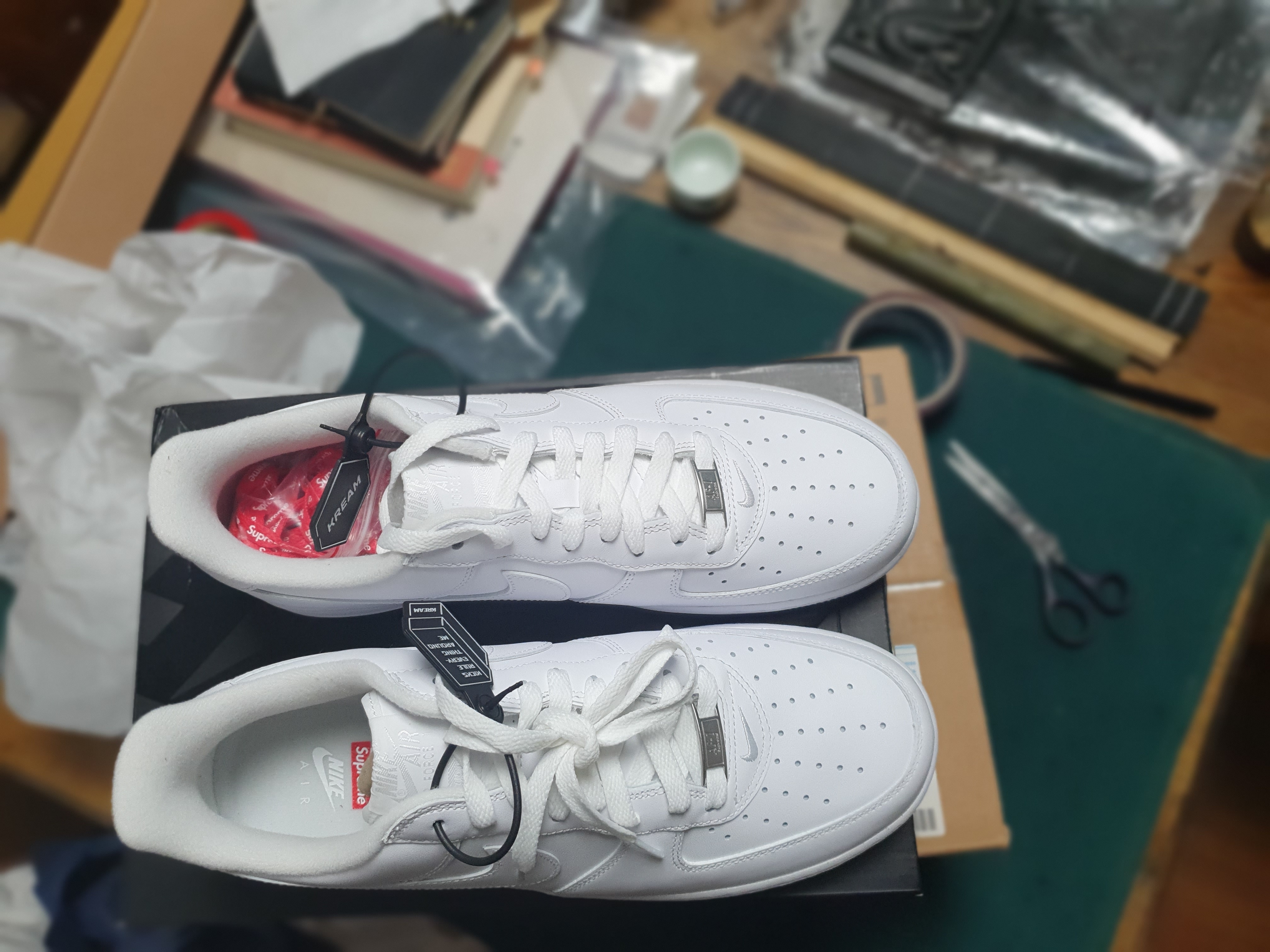 Nike x Supreme Air Force 1 Low White 착용 스타일 - 3