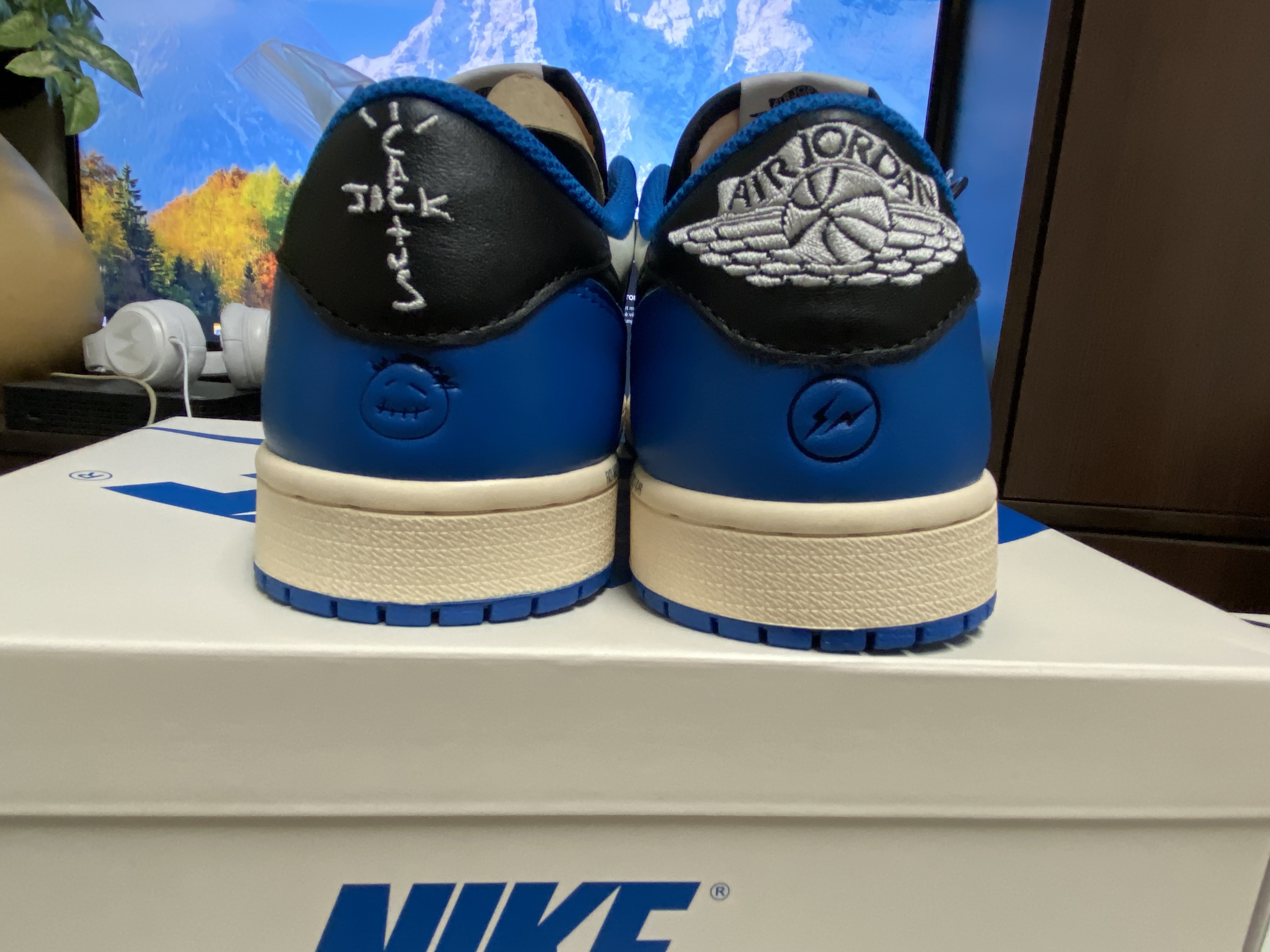 Jordan 1 x Travis Scott x Fragment Retro Low OG SP Military Blue 착용 스타일 - 2