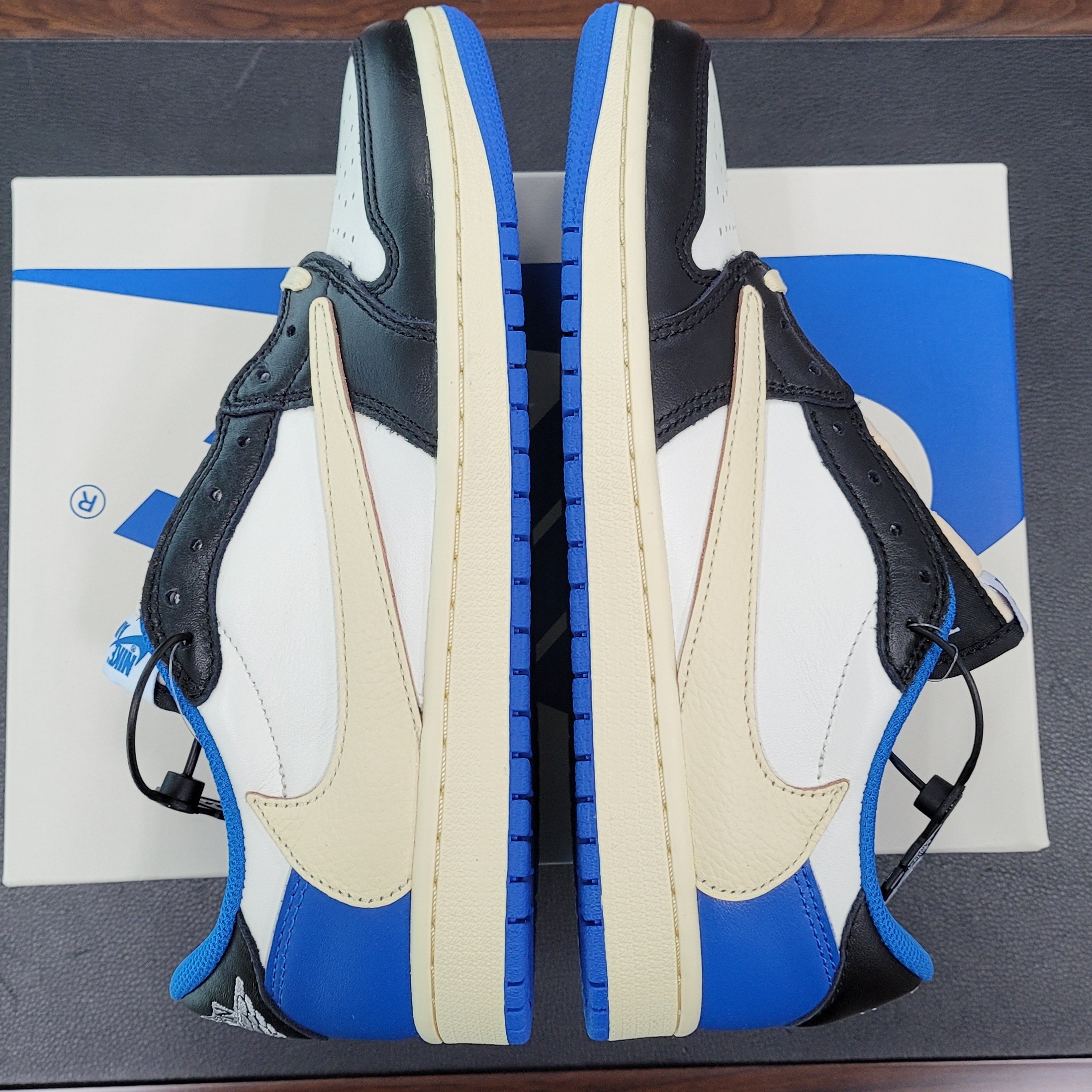 Jordan 1 x Travis Scott x Fragment Retro Low OG SP Military Blue 착용 스타일 - 2
