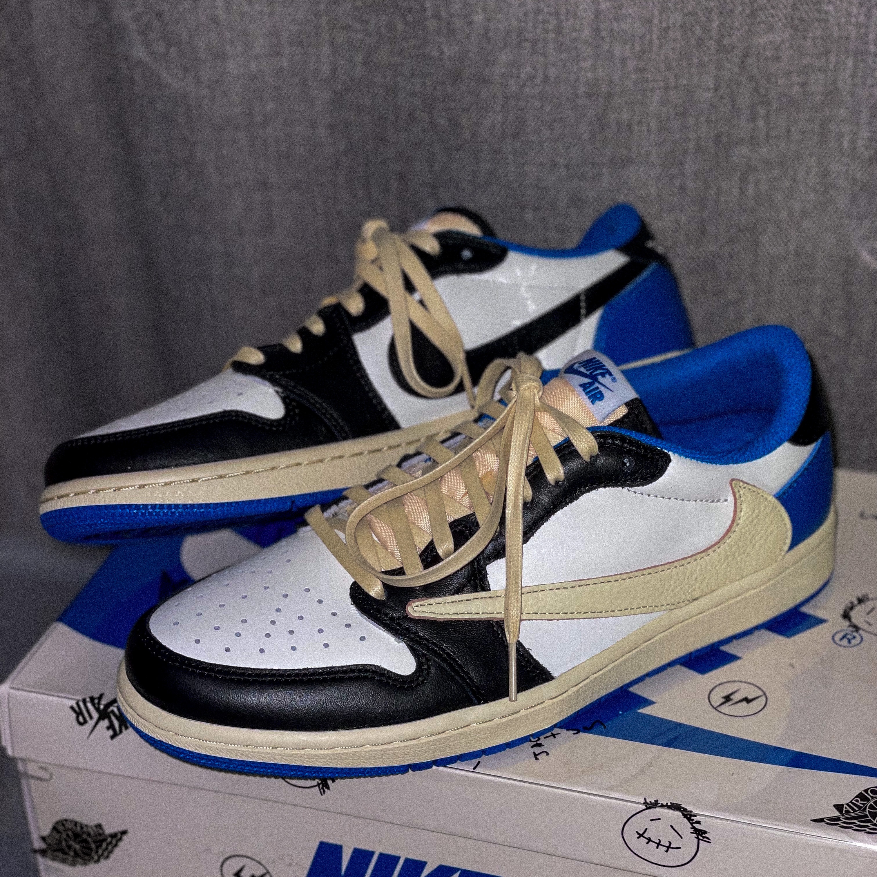 Jordan 1 x Travis Scott x Fragment Retro Low OG SP Military Blue 착용 스타일 - 2