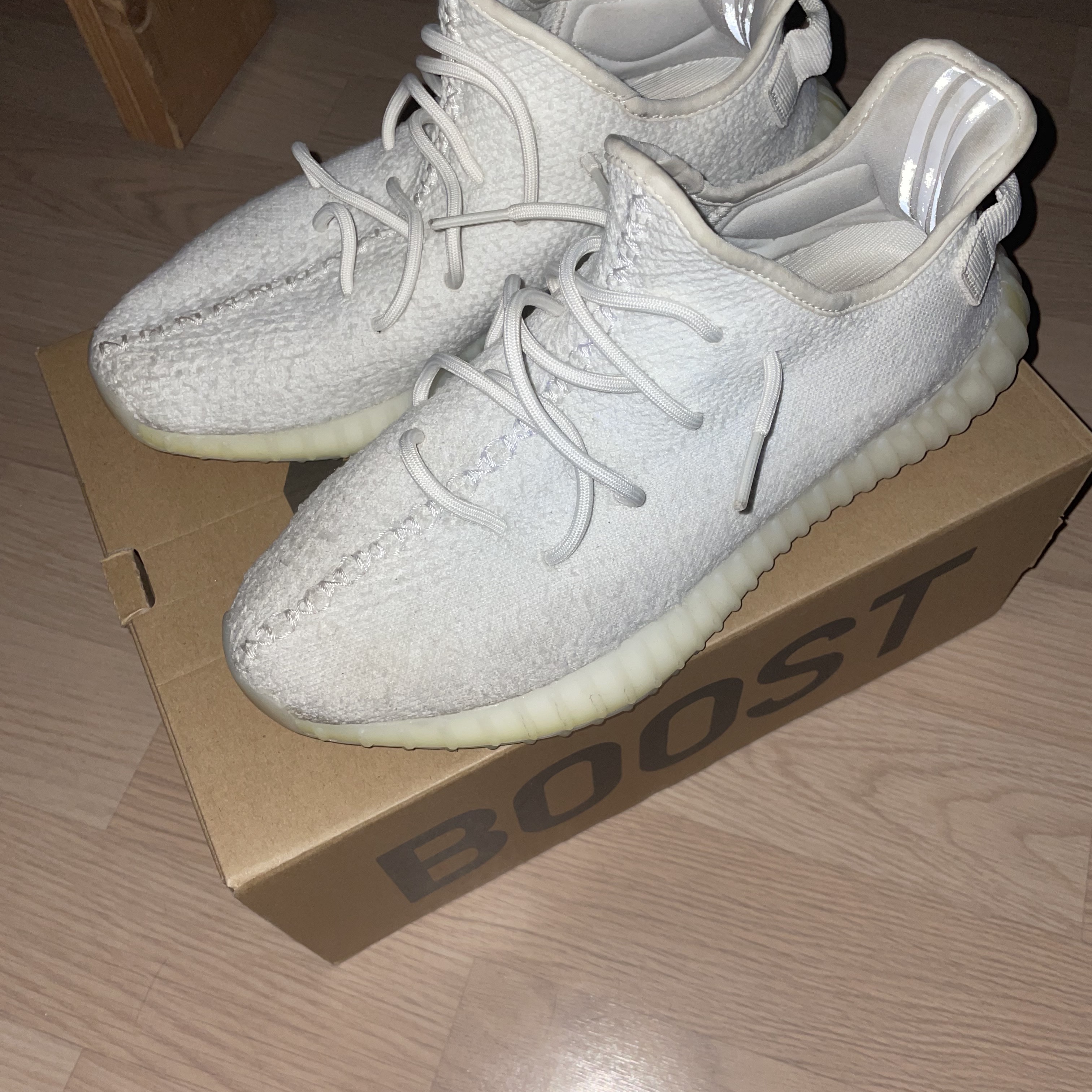 Adidas Yeezy Boost 350 V2 Cream/Triple White 착용 스타일 - 2