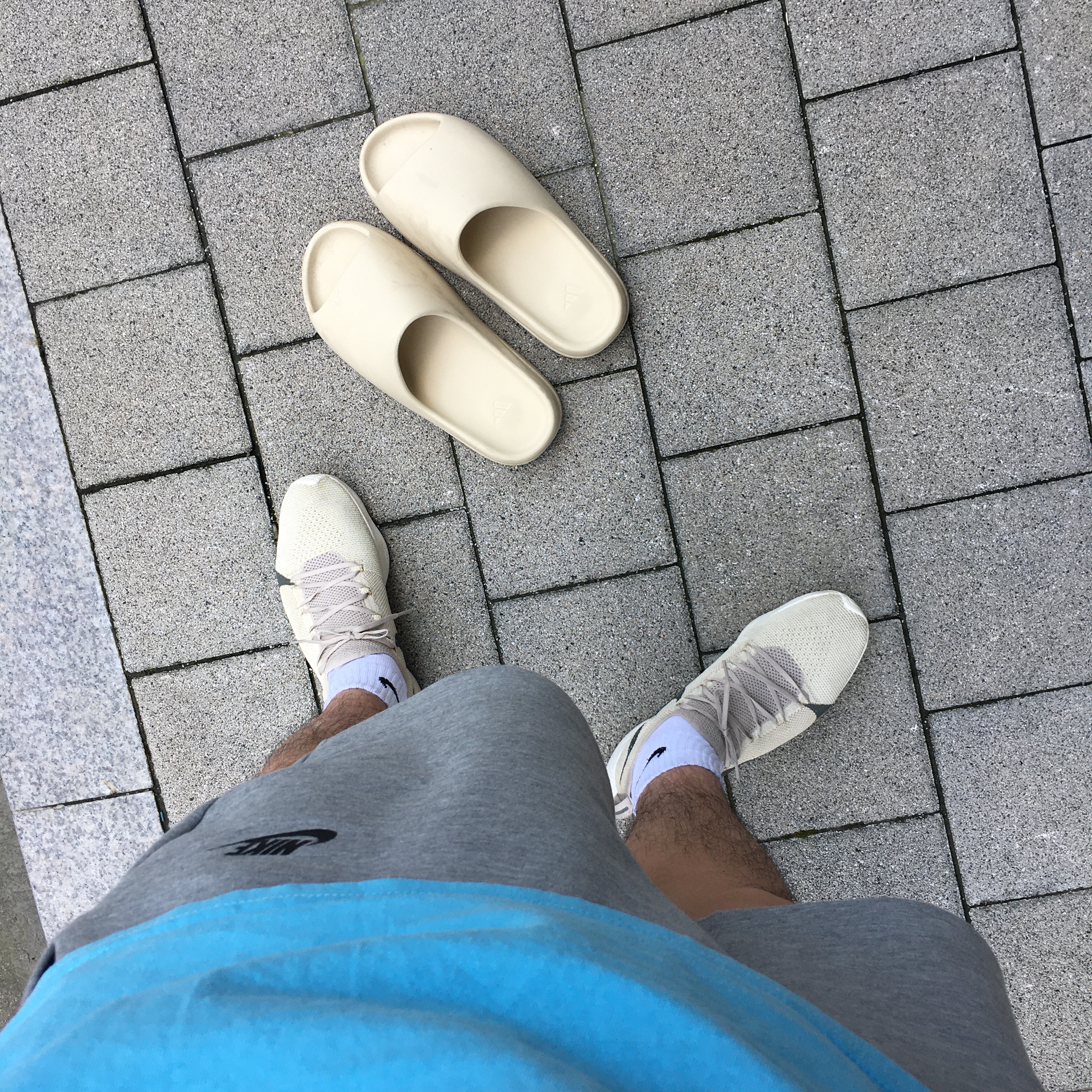Adidas Yeezy Slide Bone 착용 스타일