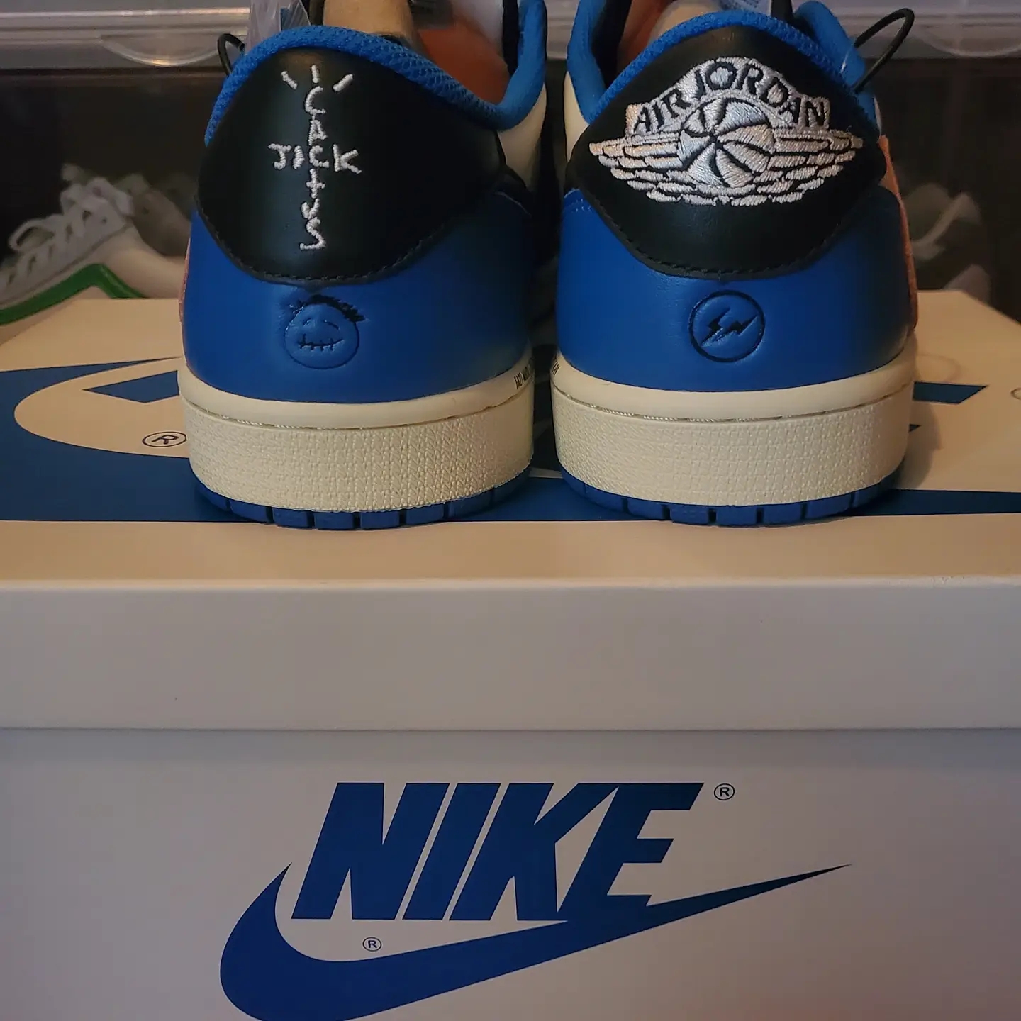 Jordan 1 x Travis Scott x Fragment Retro Low OG SP Military Blue 착용 스타일 - 2