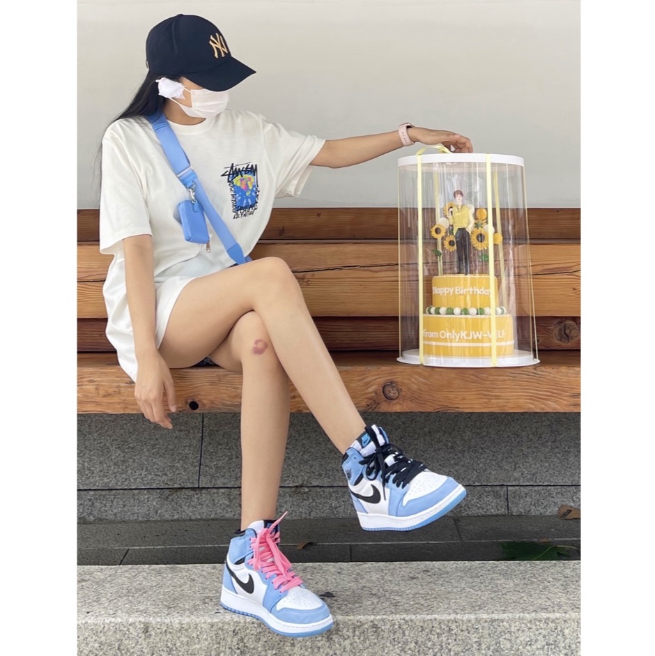 Jordan 1 Retro High OG University Blue, Stussy Camellias Pig. Dyed T-Shirt Natural 착용 스타일