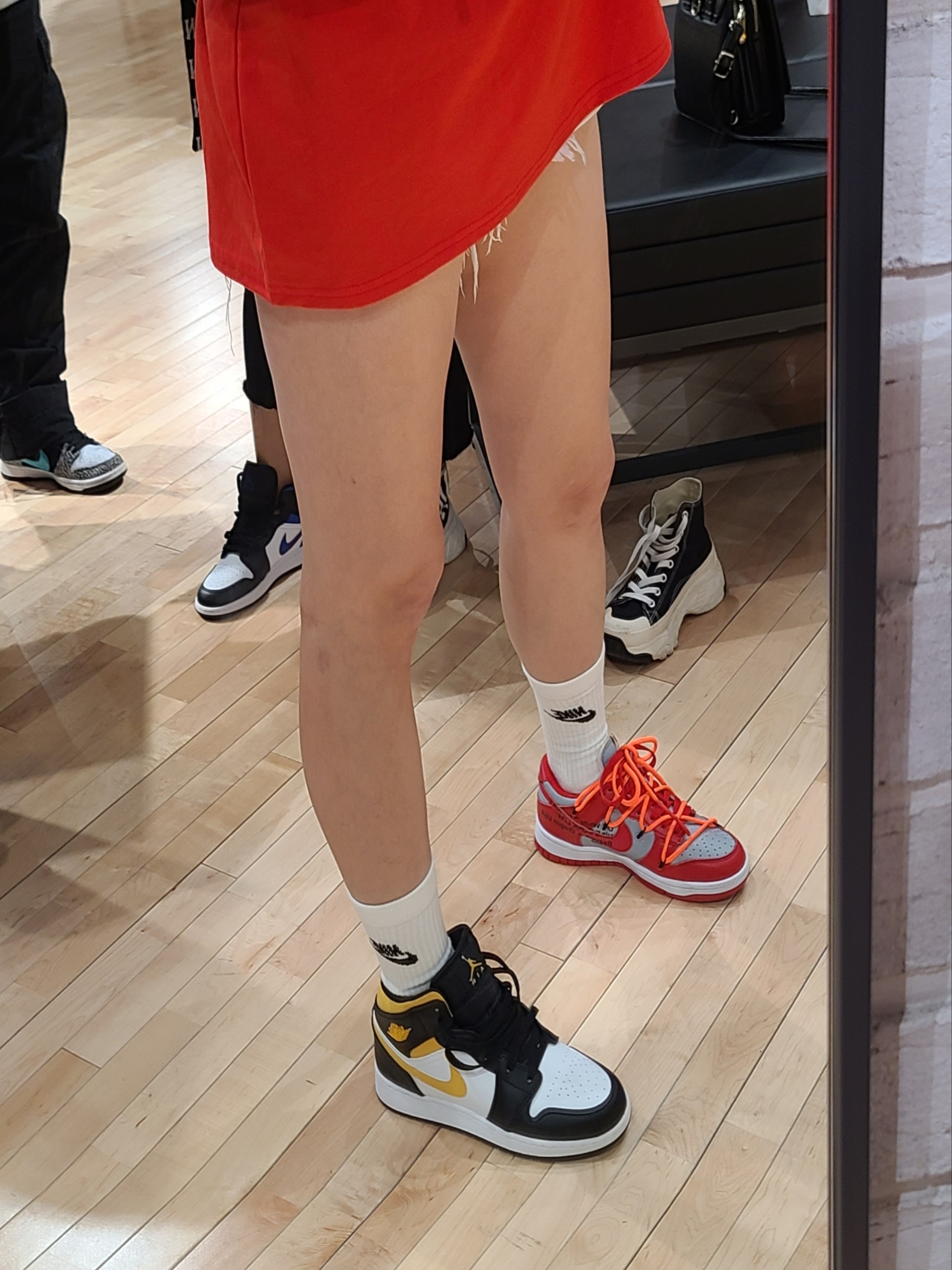 (GS) Jordan 1 Mid Pollen, Jordan 1 Mid Racer Blue 착용 스타일 - 4