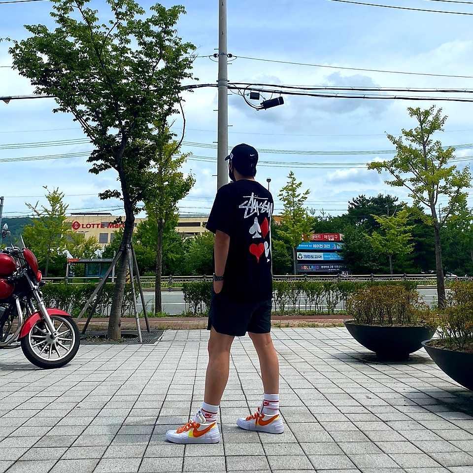 Nike x Sacai Blazer Low Magma Orange, Stussy Full Deck 2 T-Shirt Black 착용 스타일